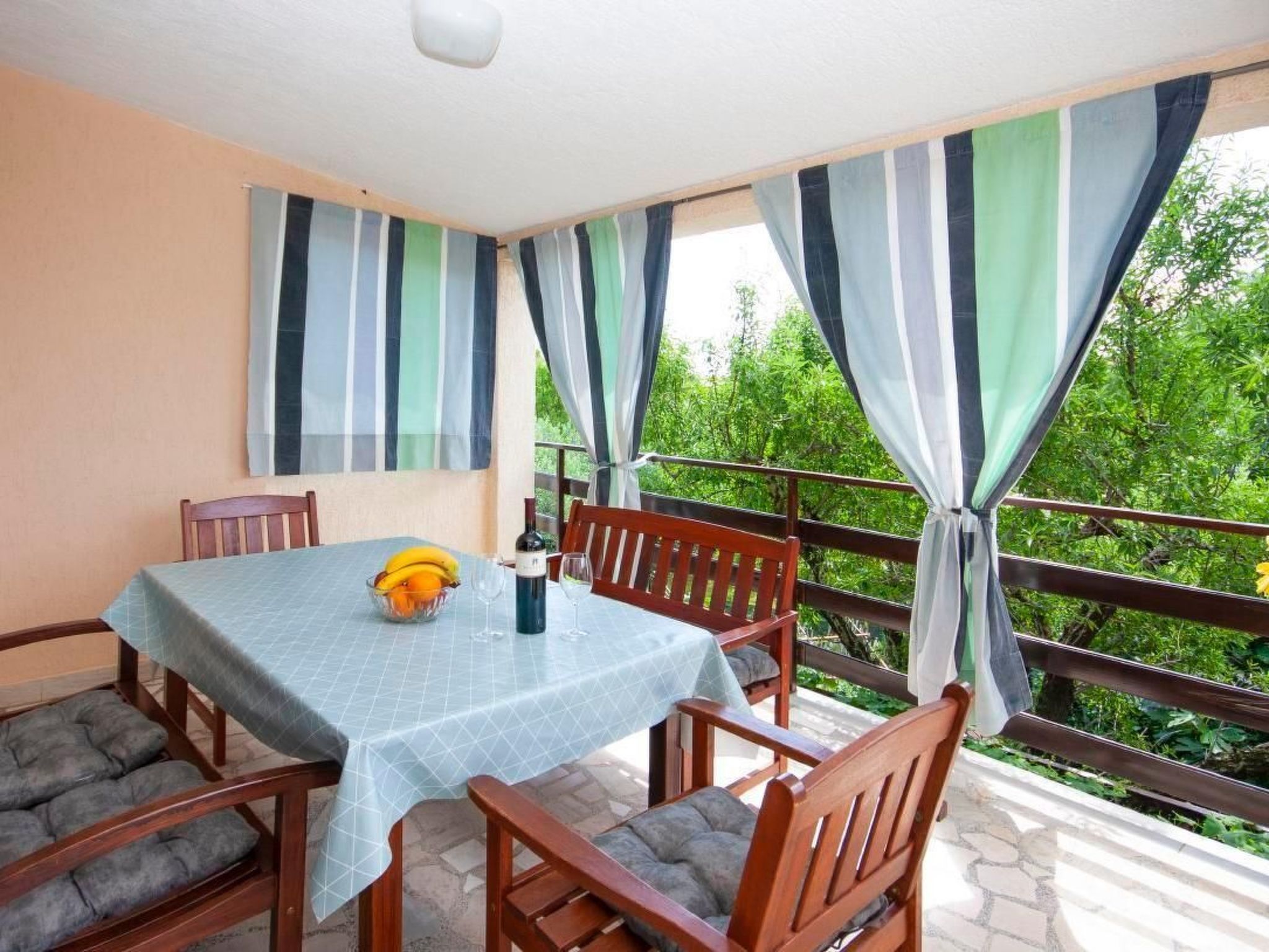 Mit privater Terrasse-Inside