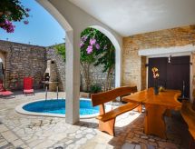 House Samia: Authentiek vakantiehuis met zwembad op 550m van zee in Medulin - thumbnail 4