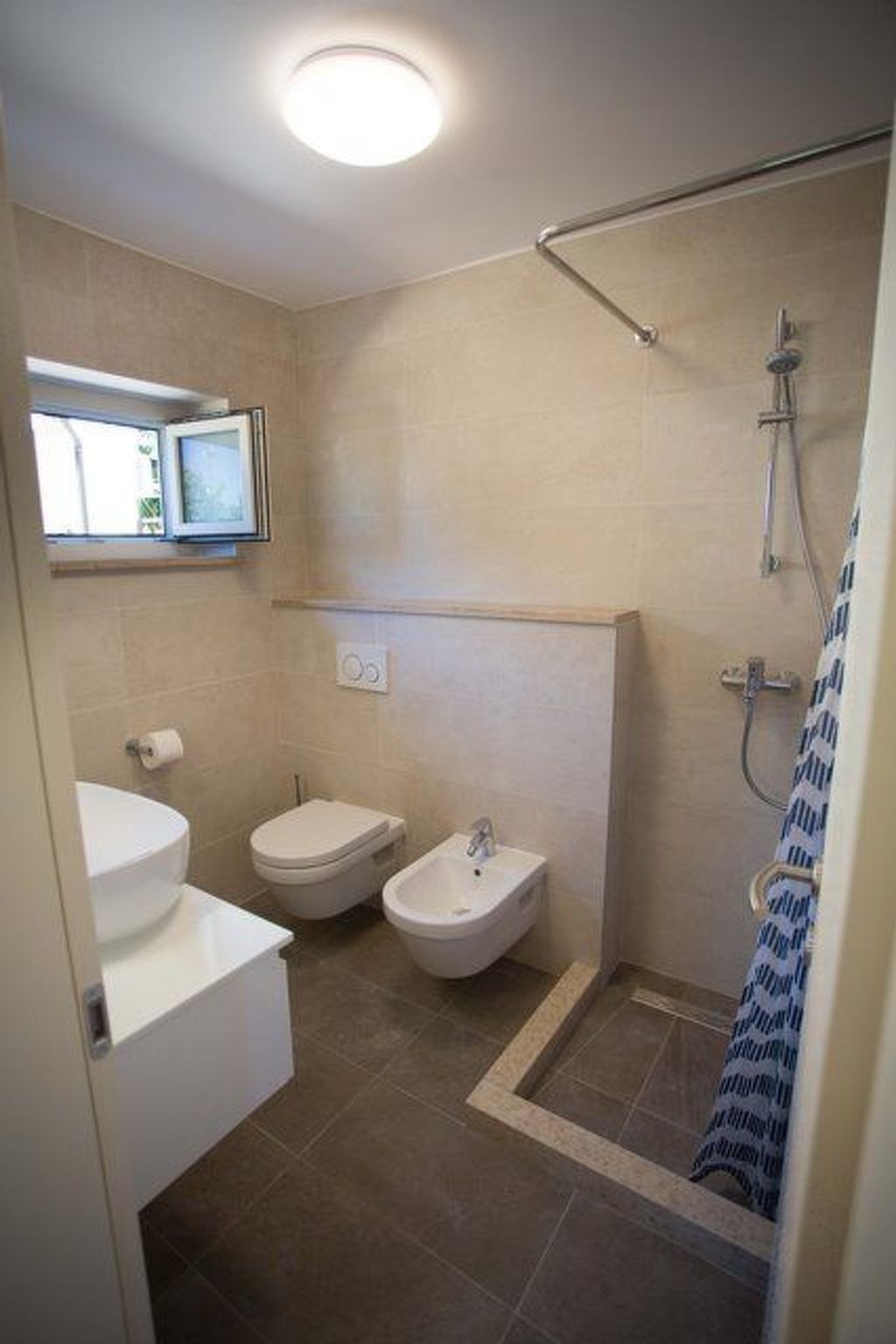 Photo of Helle und moderne, erst kürzlich renovierte (2014) Ferienwohnung mit privater T