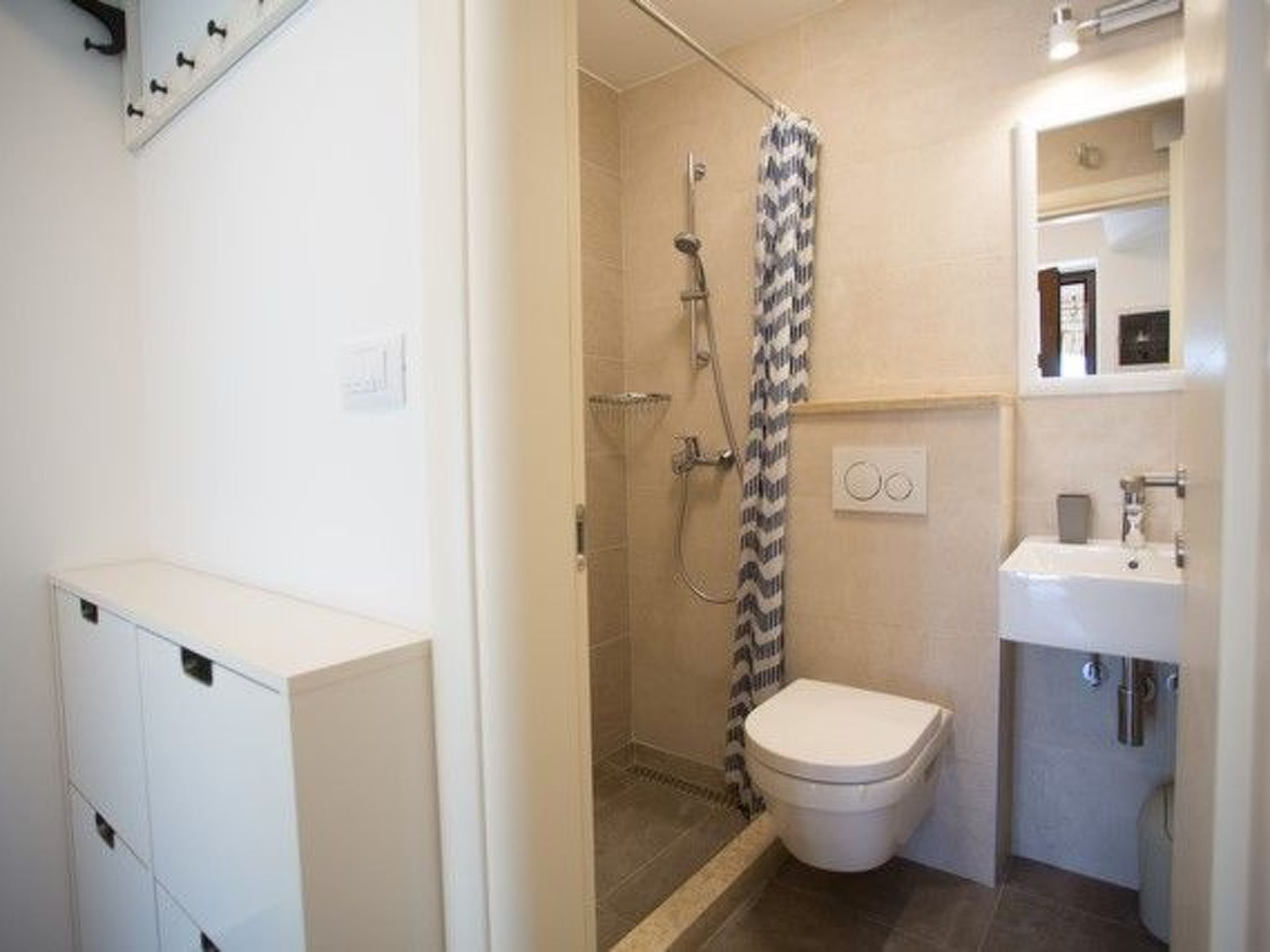 Photo of Helle und moderne, erst kürzlich renovierte (2014) Ferienwohnung mit privater T