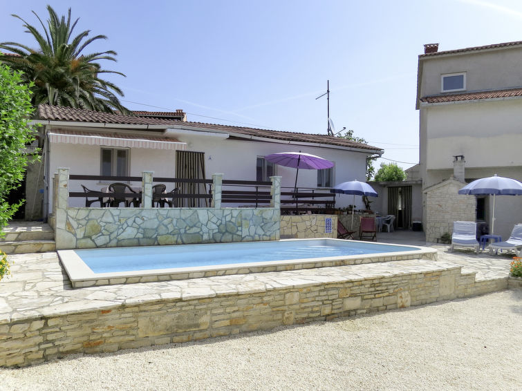 "Franko 1", 2-Zimmer-Haus 75 m2. Wohn-/Esszimmer mit 1 Doppeldiwanbett und Sat-TV (Flachbildschirm), Klimaanlage. Ausgang zur Terrasse. 1 Zimmer mit 1 Bett und 1 franz. Bett (160 cm). Offene Küche (1..