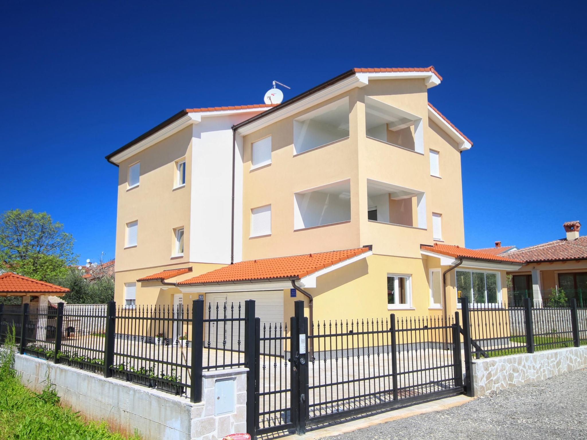 Photo of "Dragan 2" mit Balkon