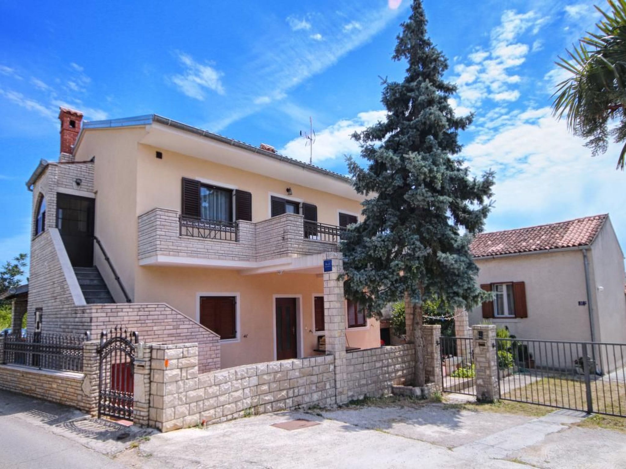 Photo of "Luis" mit Privatparkplatz