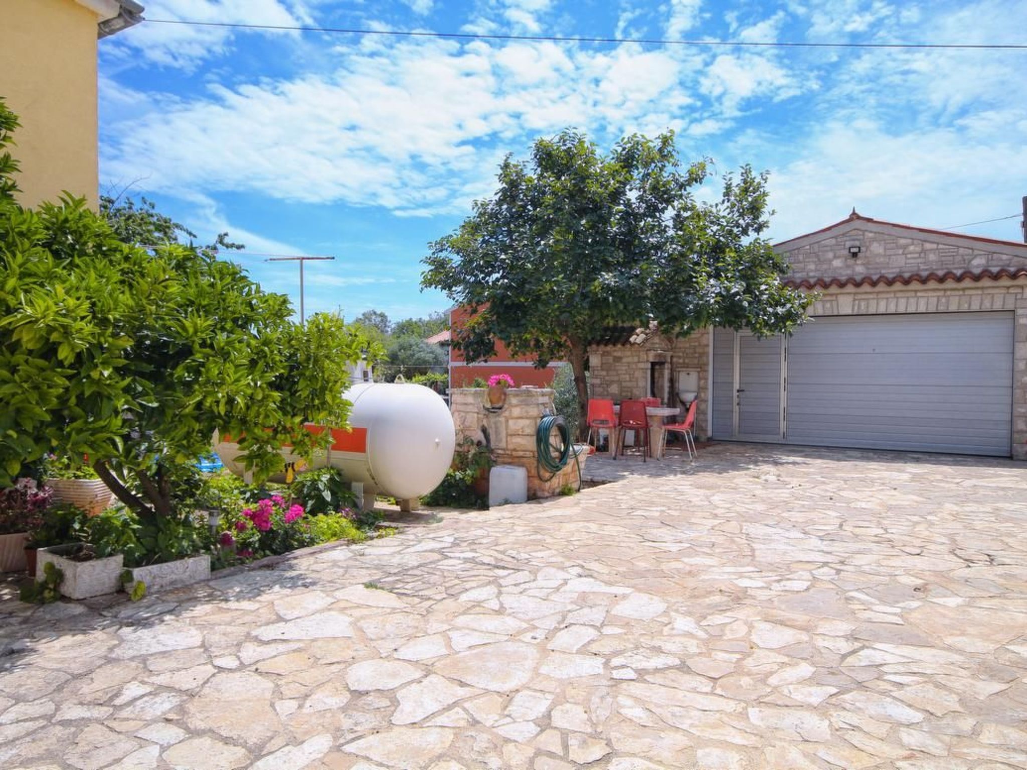 Photo of "Luis" mit Privatparkplatz