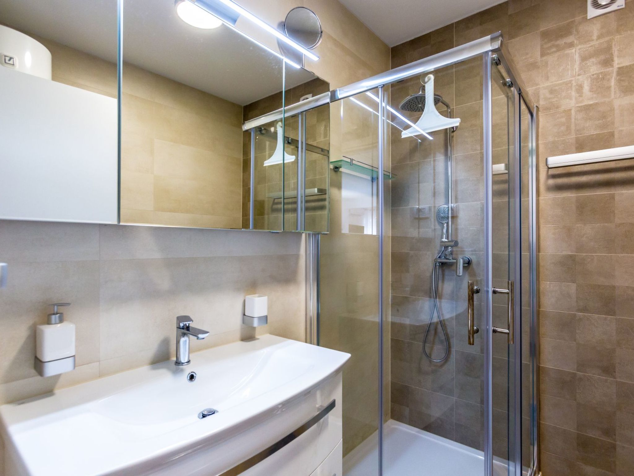 Photo of Modernes Apartment As Veliki mit Terrasse