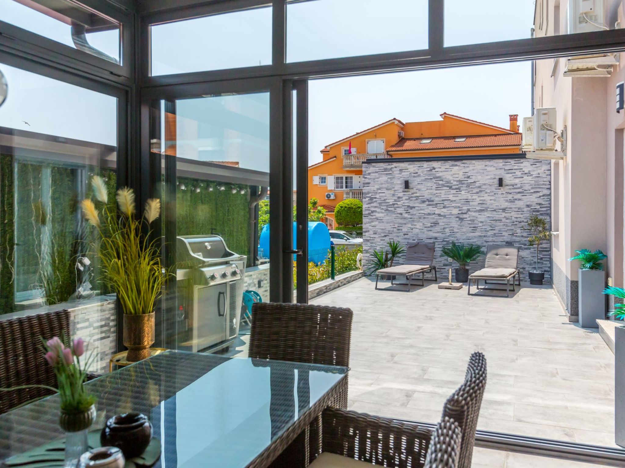 Photo of Modernes Apartment As Veliki mit Terrasse