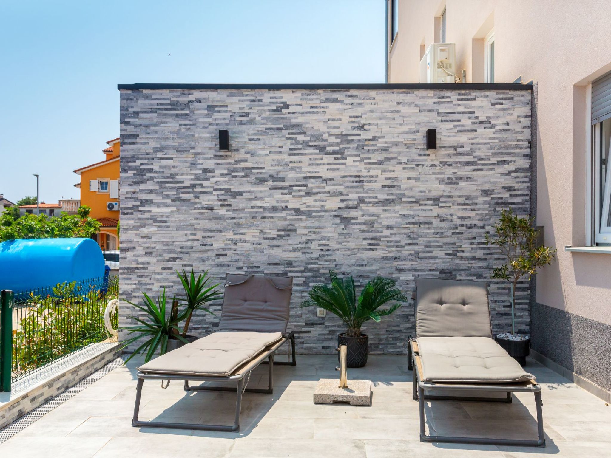 Photo of Modernes Apartment As Veliki mit Terrasse