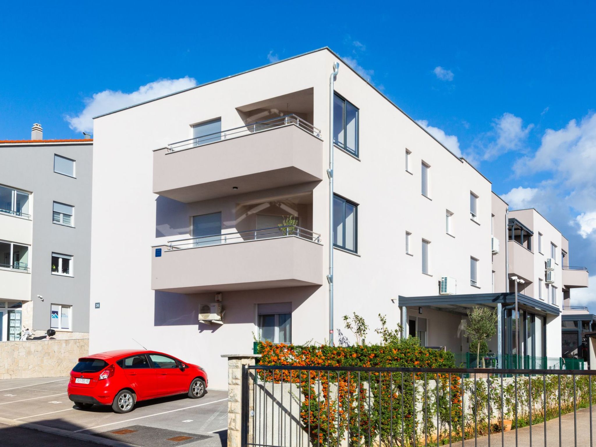 Photo of Modernes Apartment As Veliki mit Terrasse