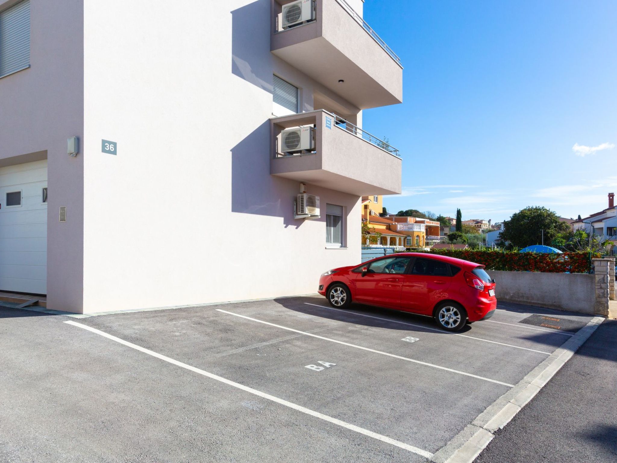 Photo of Modernes Apartment As Veliki mit Terrasse