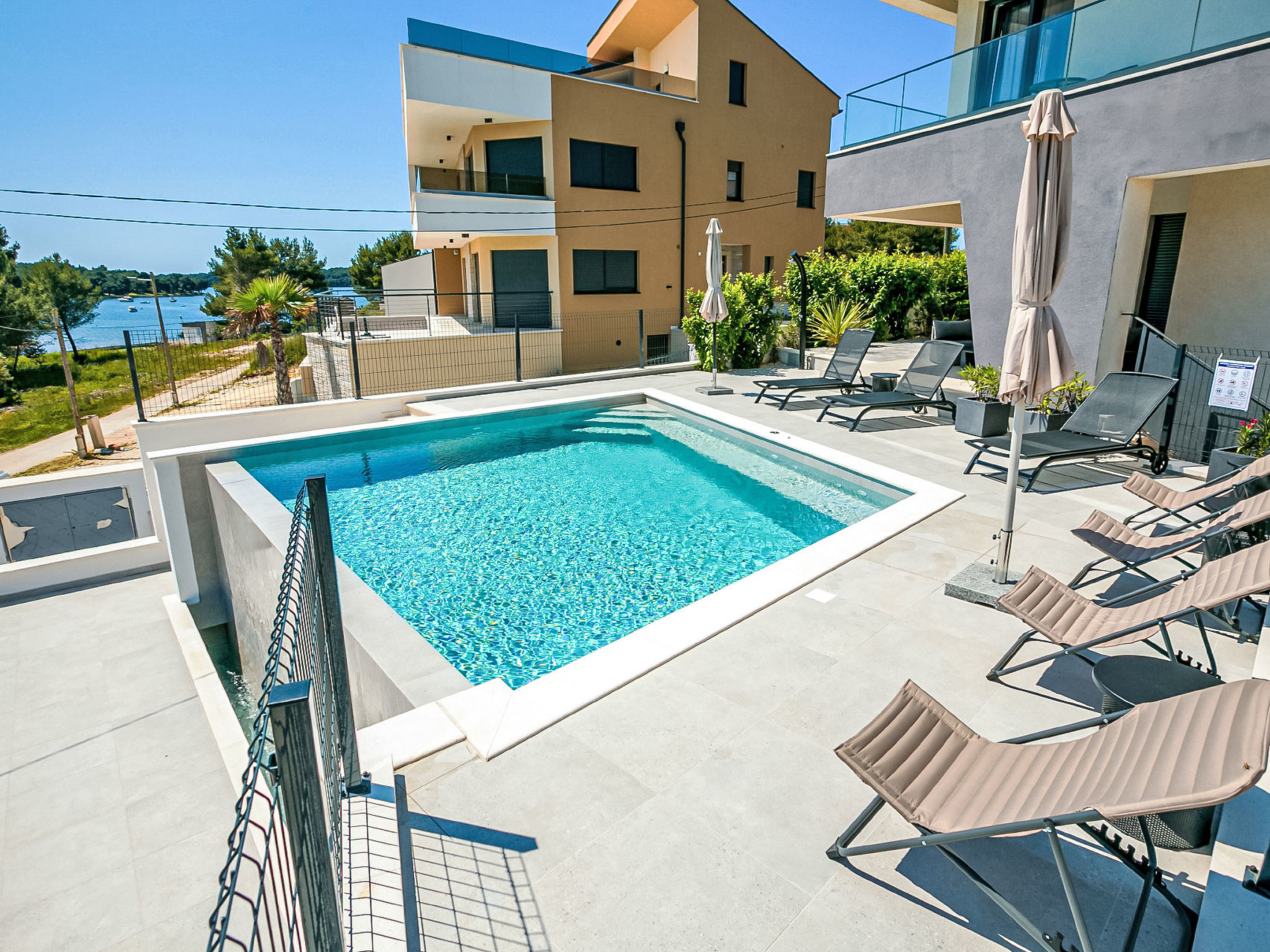 Villa Delfin mit Pool - Draußen
