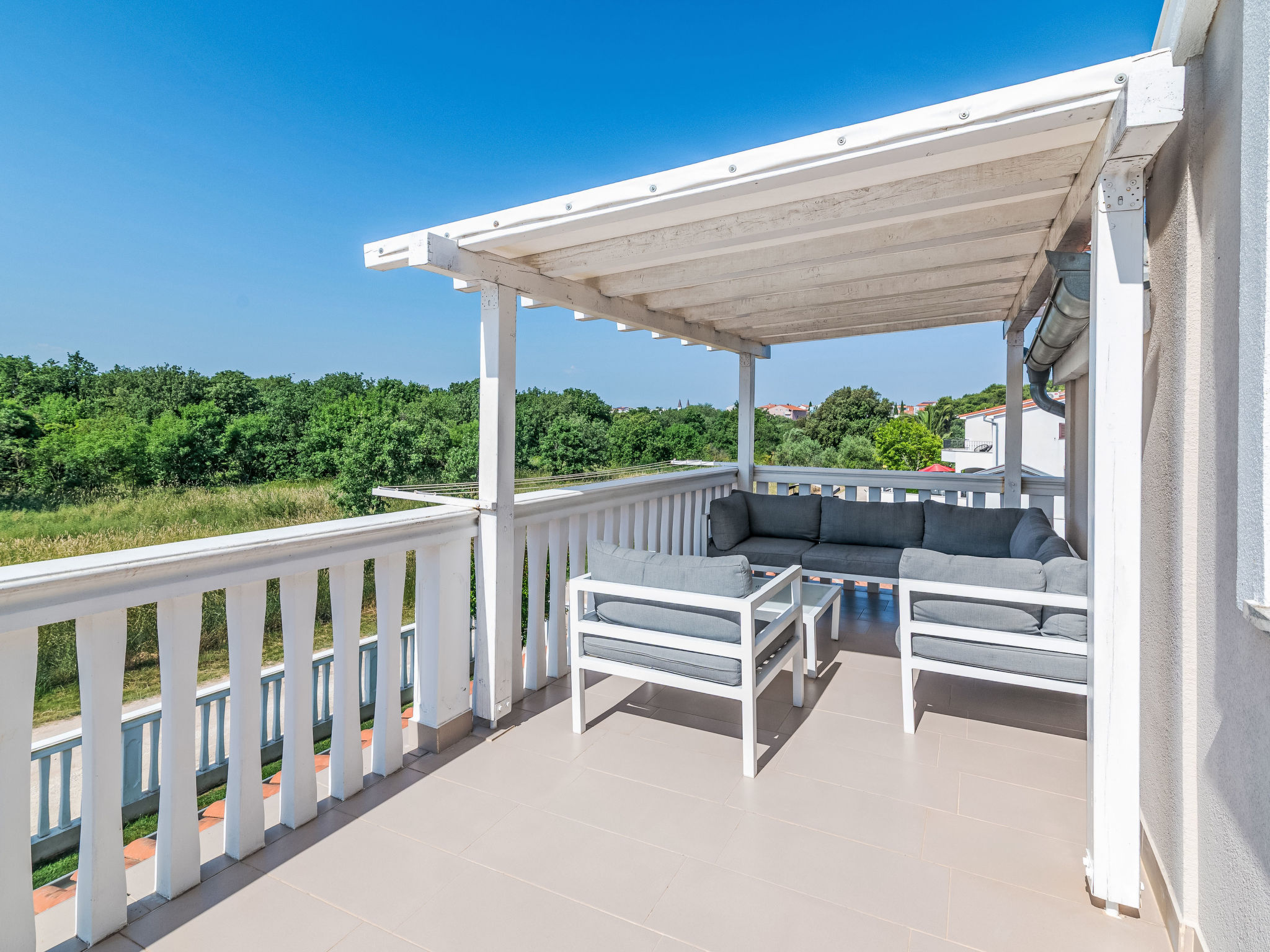 Photo of Tena Orange mit Parkplatz, Terrasse und BBQ