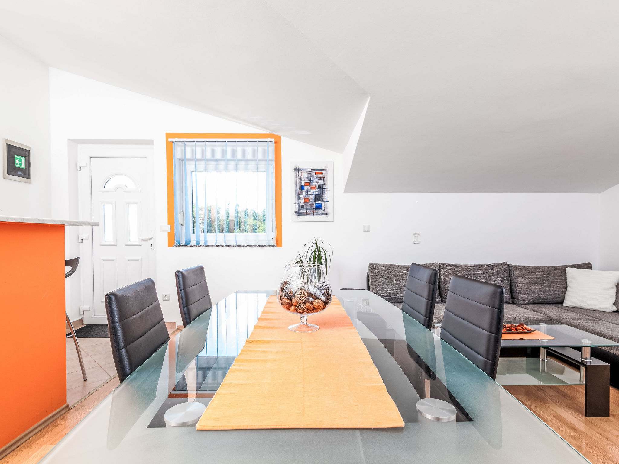 Photo of Tena Orange mit Parkplatz, Terrasse und BBQ