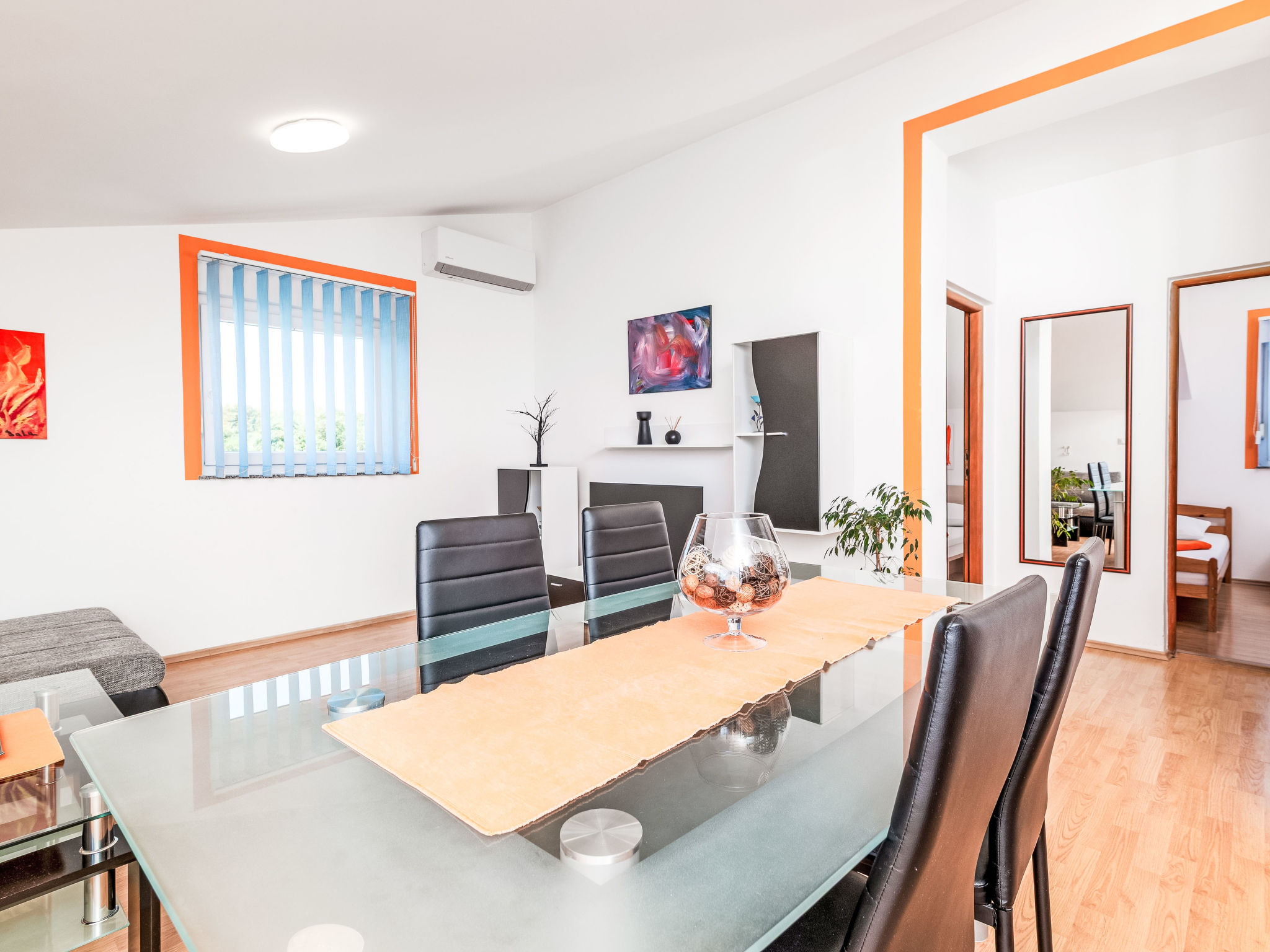 Photo of Tena Orange mit Parkplatz, Terrasse und BBQ