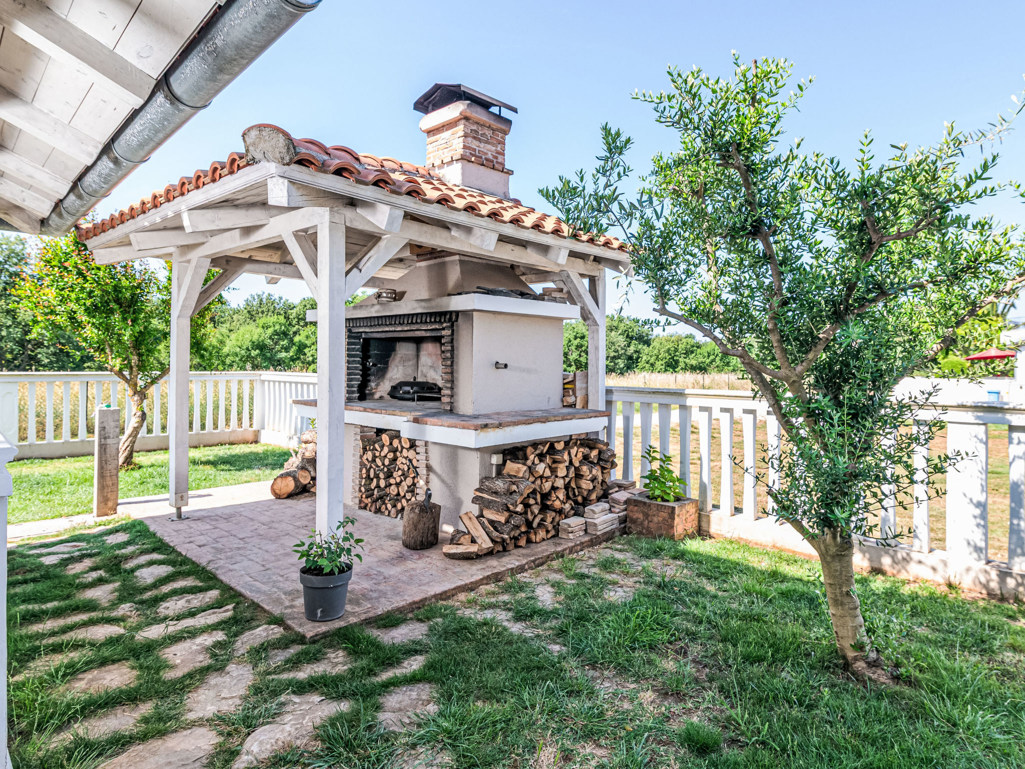 Photo of Tena Orange mit Parkplatz, Terrasse und BBQ