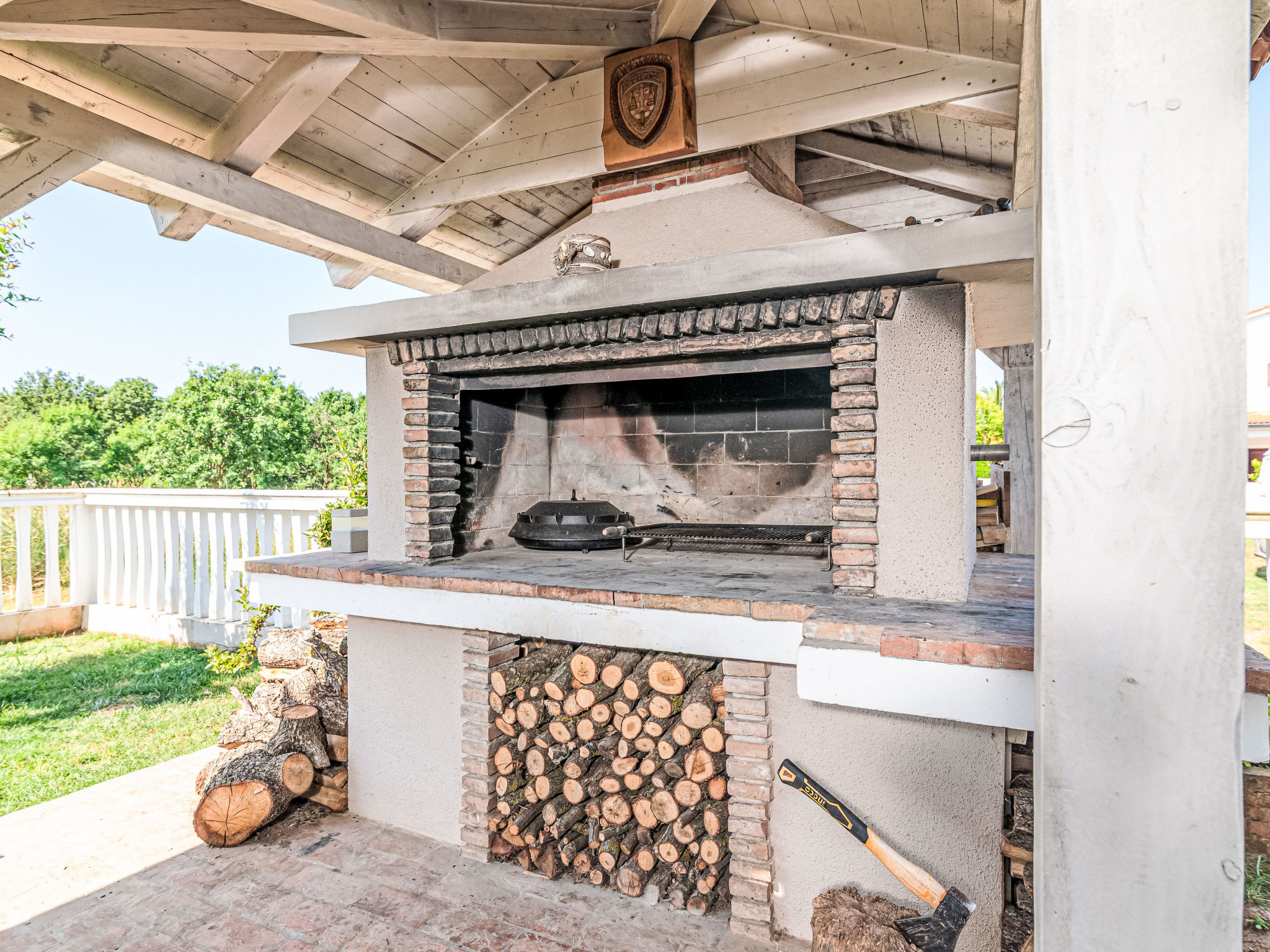 Photo of Tena Orange mit Parkplatz, Terrasse und BBQ