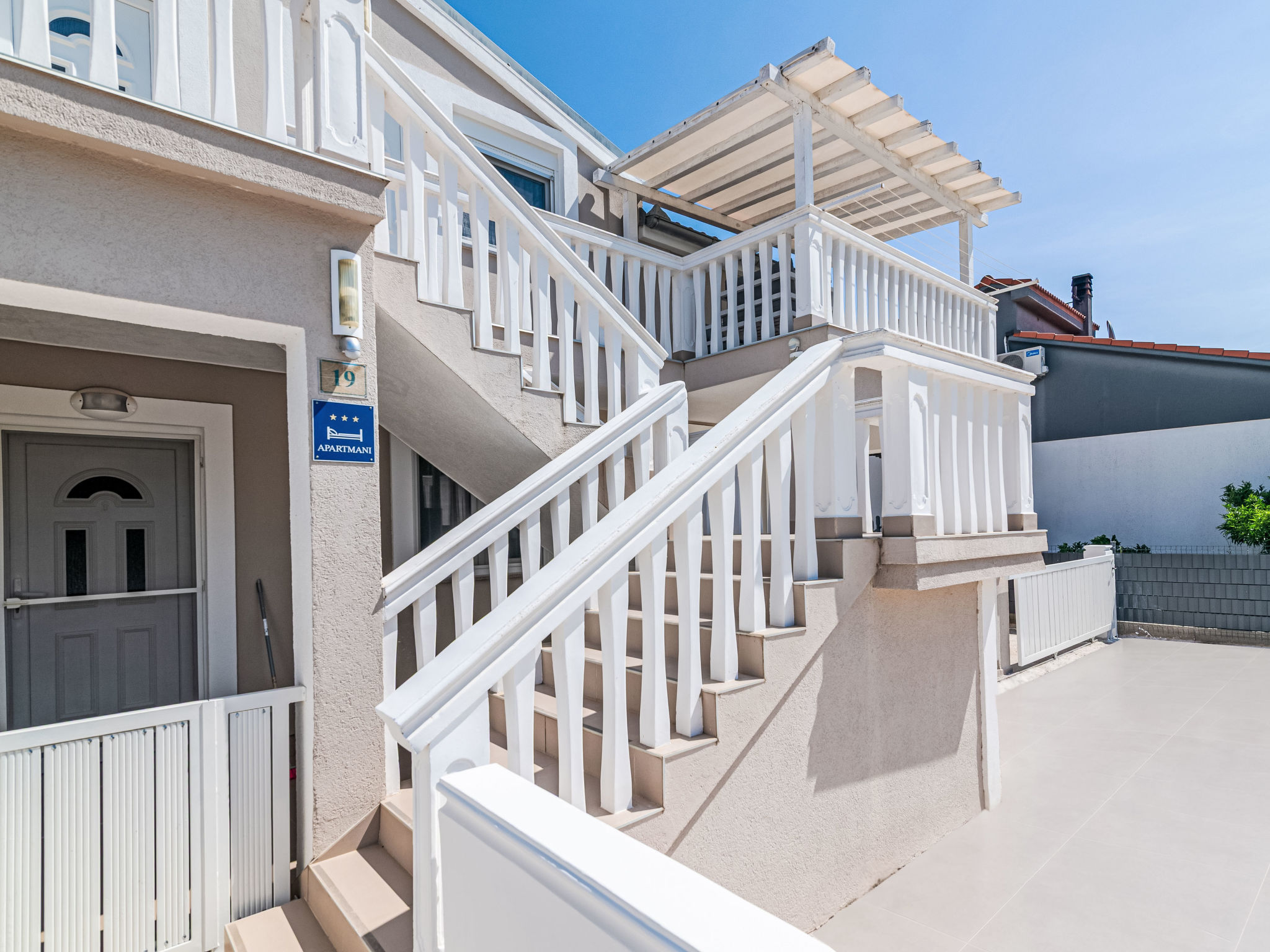 Photo of Tena Orange mit Parkplatz, Terrasse und BBQ