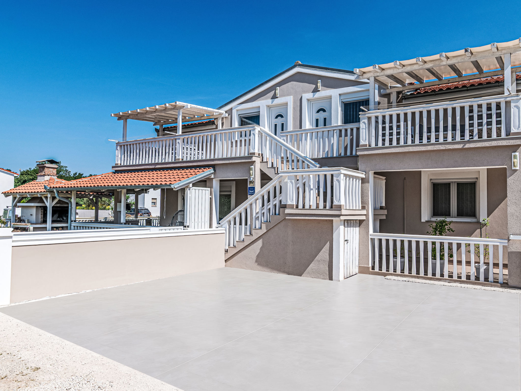 Photo of Tena Orange mit Parkplatz, Terrasse und BBQ