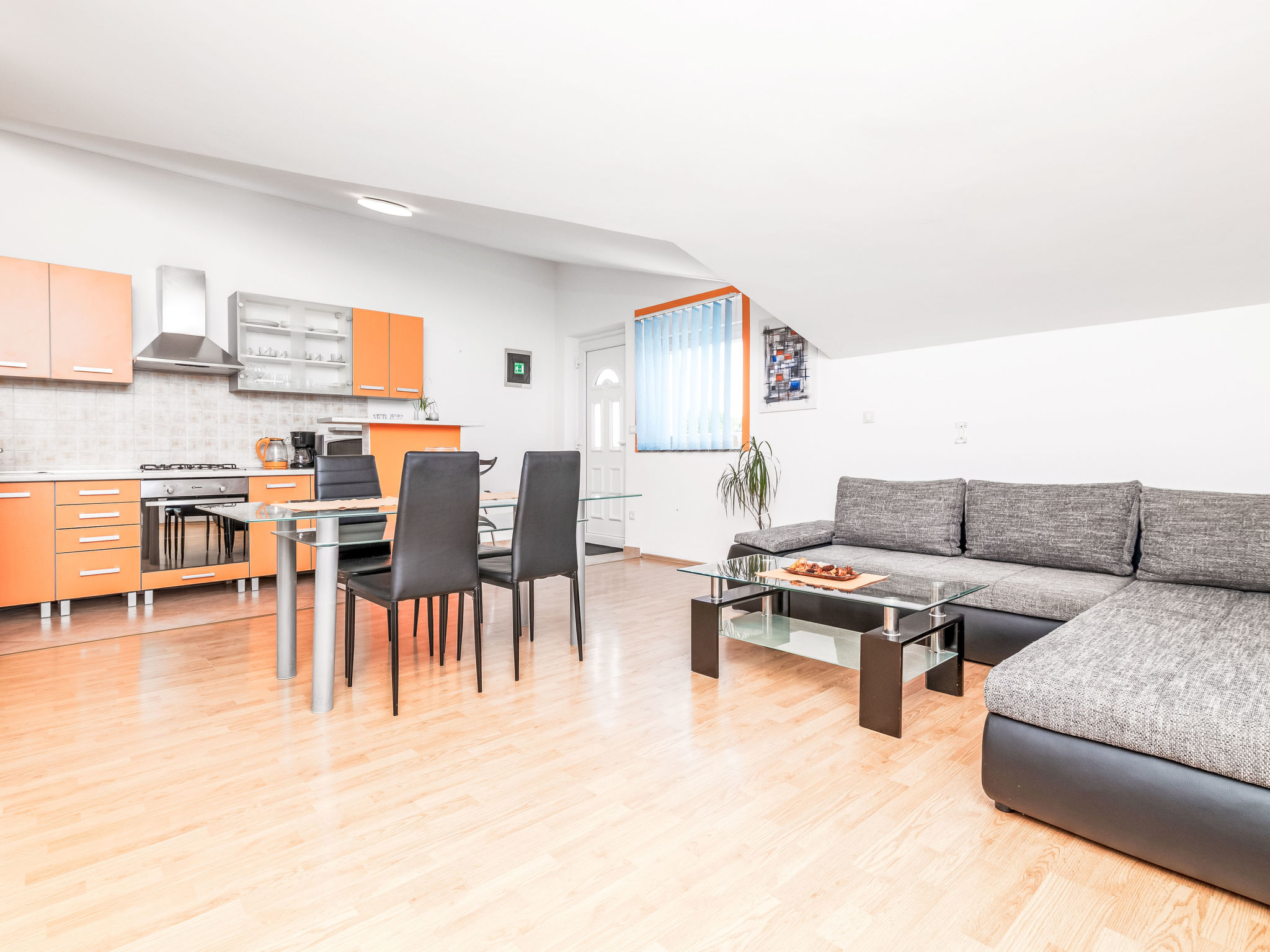 Photo of Tena Orange mit Parkplatz, Terrasse und BBQ