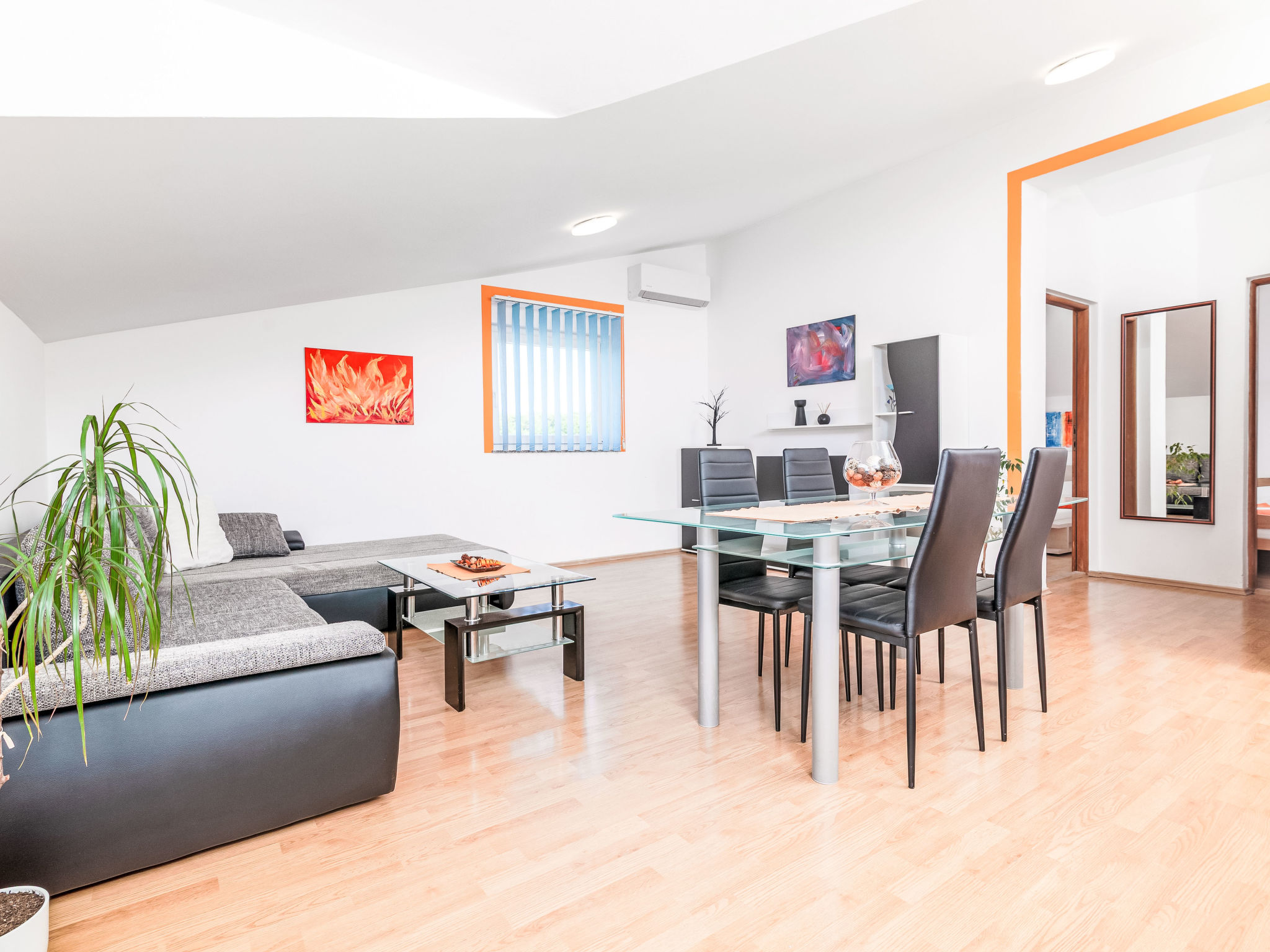 Photo of Tena Orange mit Parkplatz, Terrasse und BBQ