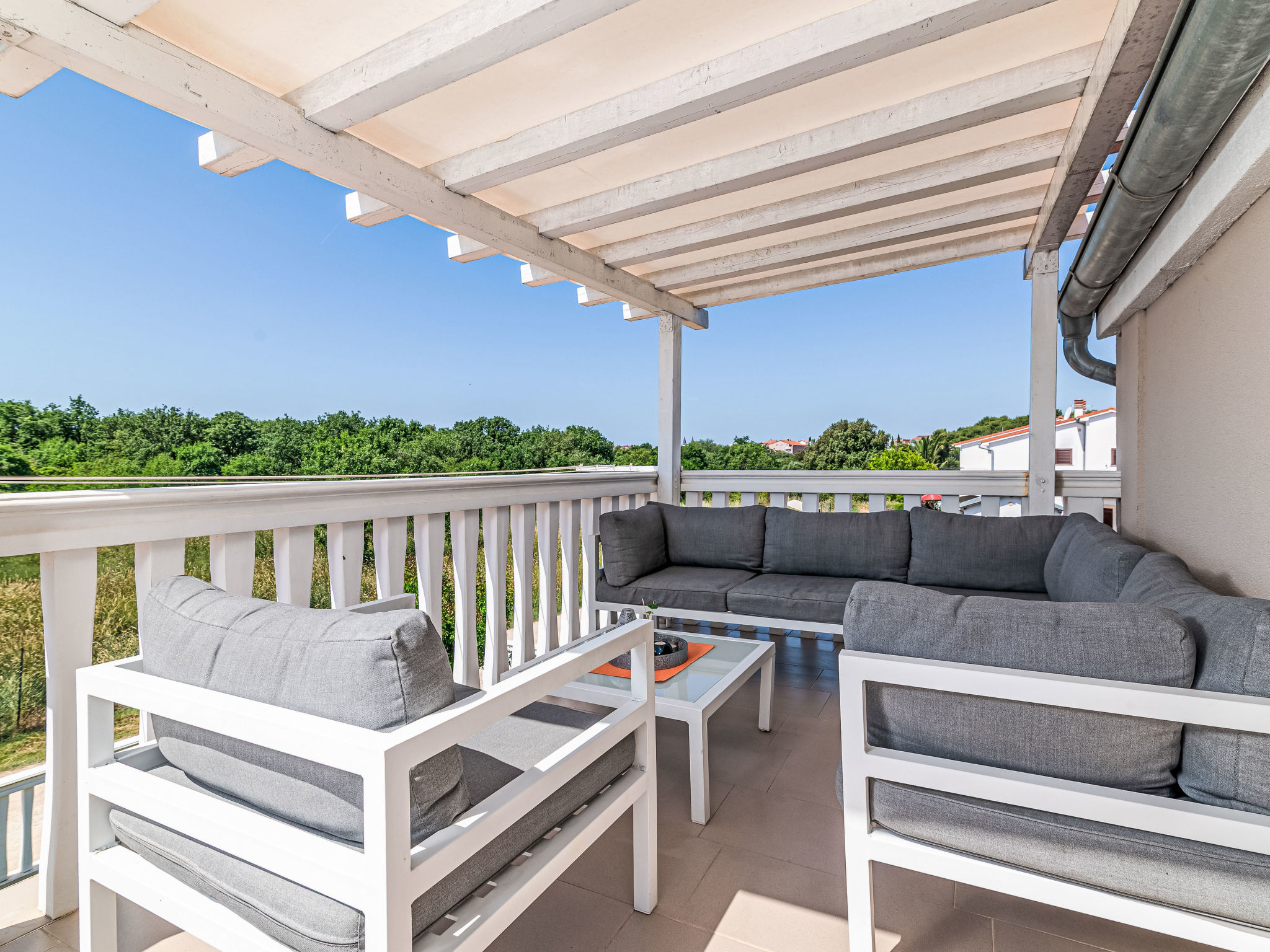 Photo of Tena Orange mit Parkplatz, Terrasse und BBQ