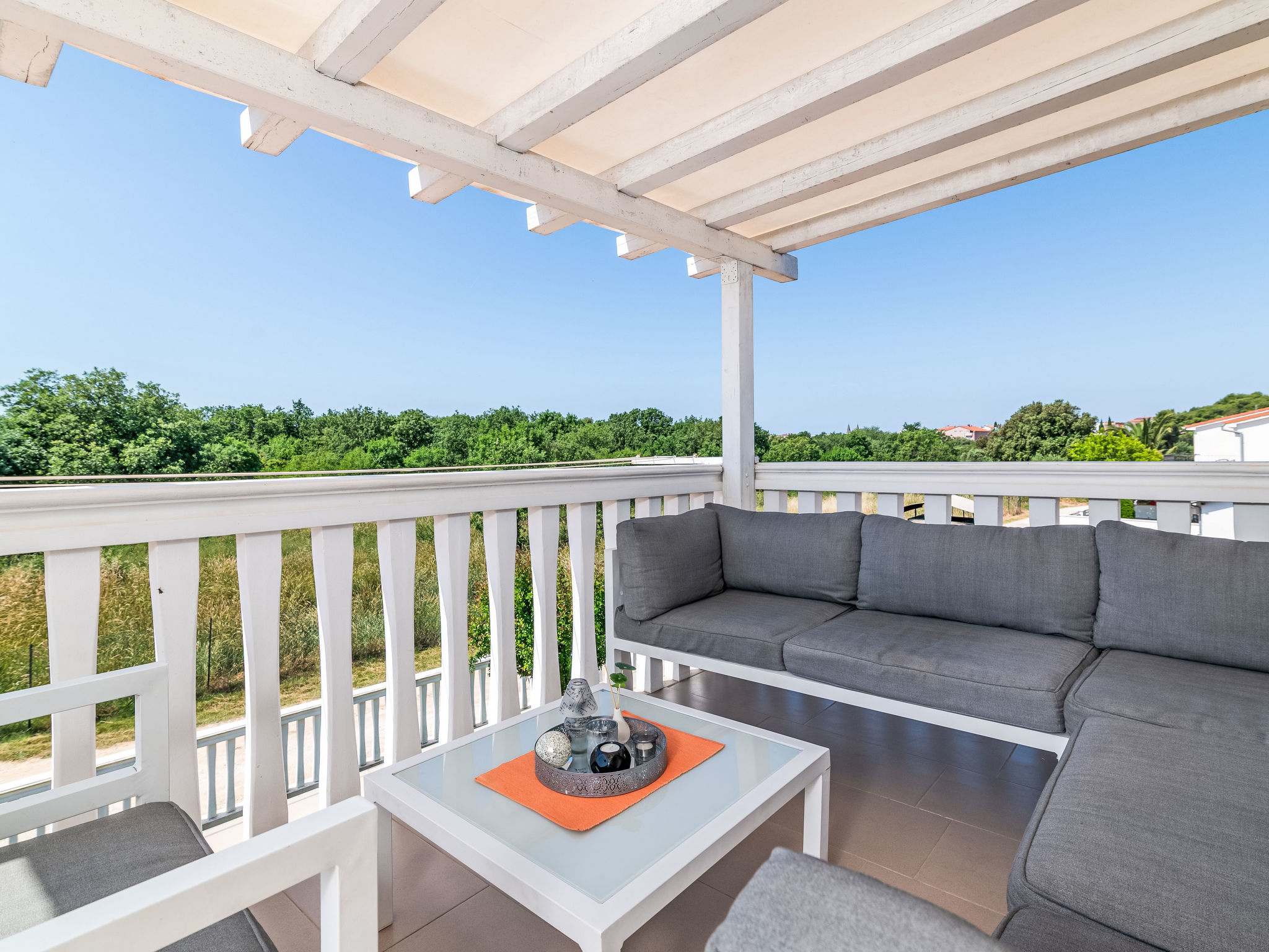 Photo of Tena Orange mit Parkplatz, Terrasse und BBQ