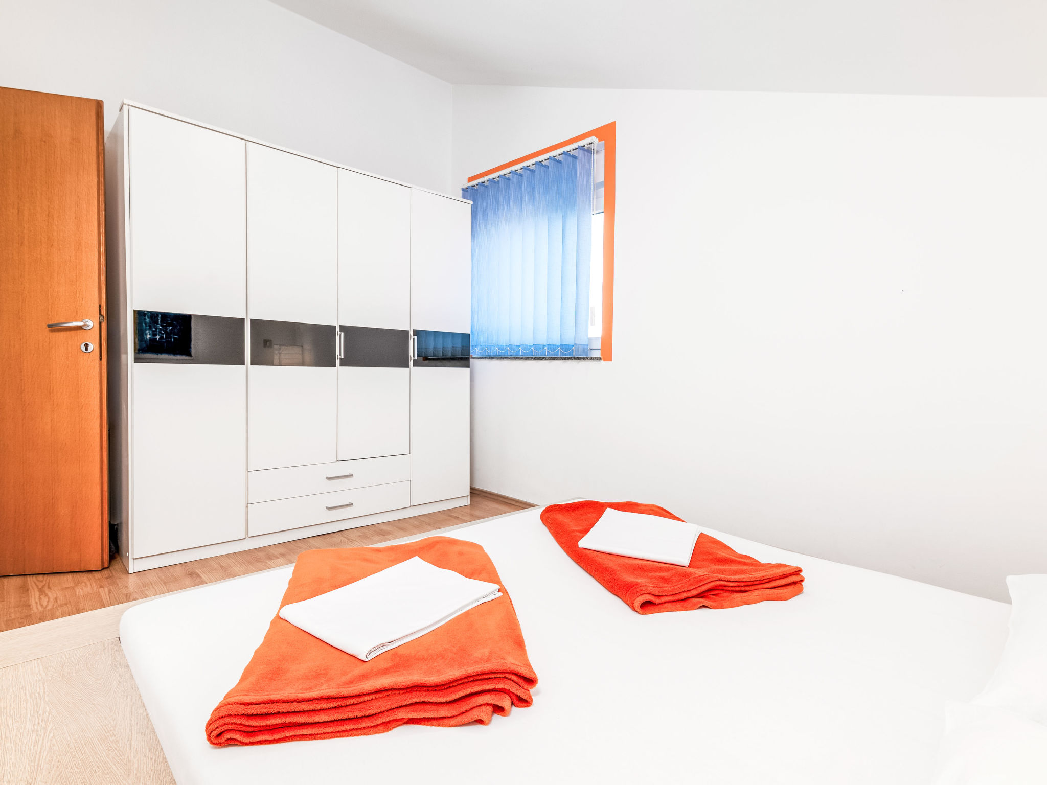 Photo of Tena Orange mit Parkplatz, Terrasse und BBQ