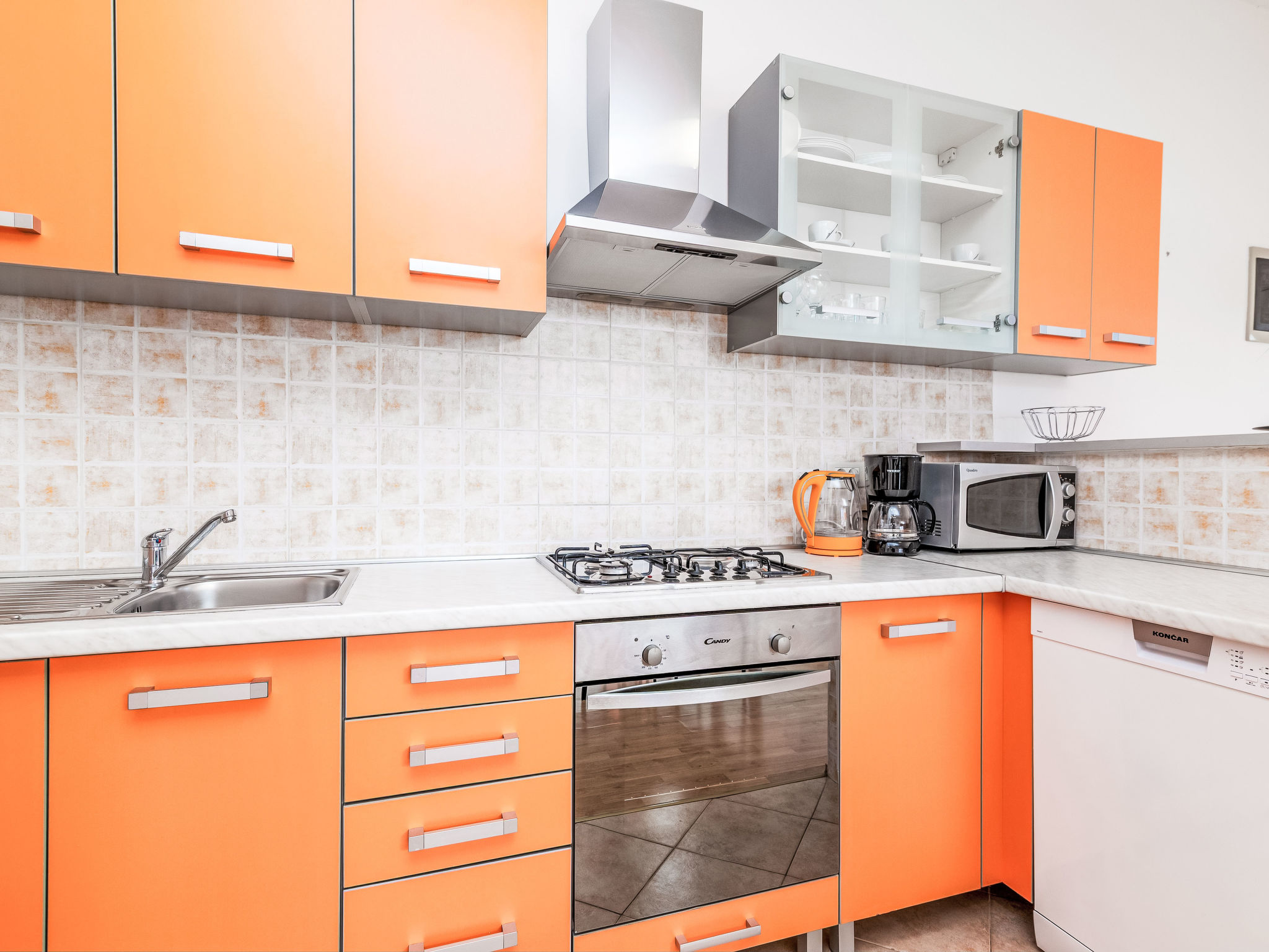 Photo of Tena Orange mit Parkplatz, Terrasse und BBQ