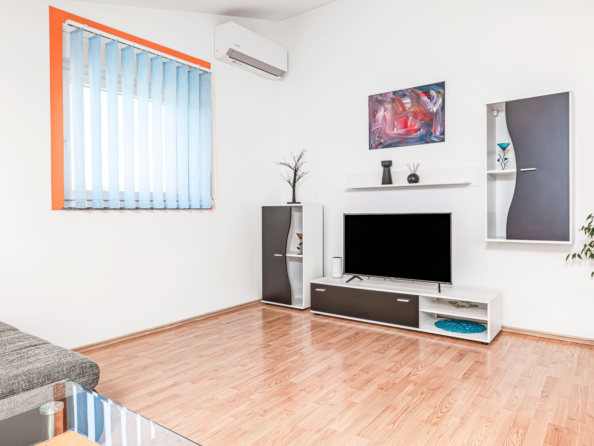 Photo of Tena Orange mit Parkplatz, Terrasse und BBQ