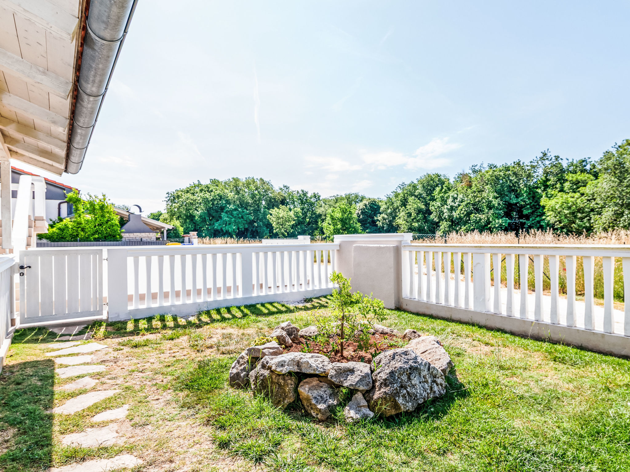 Photo of Tena Orange mit Parkplatz, Terrasse und BBQ