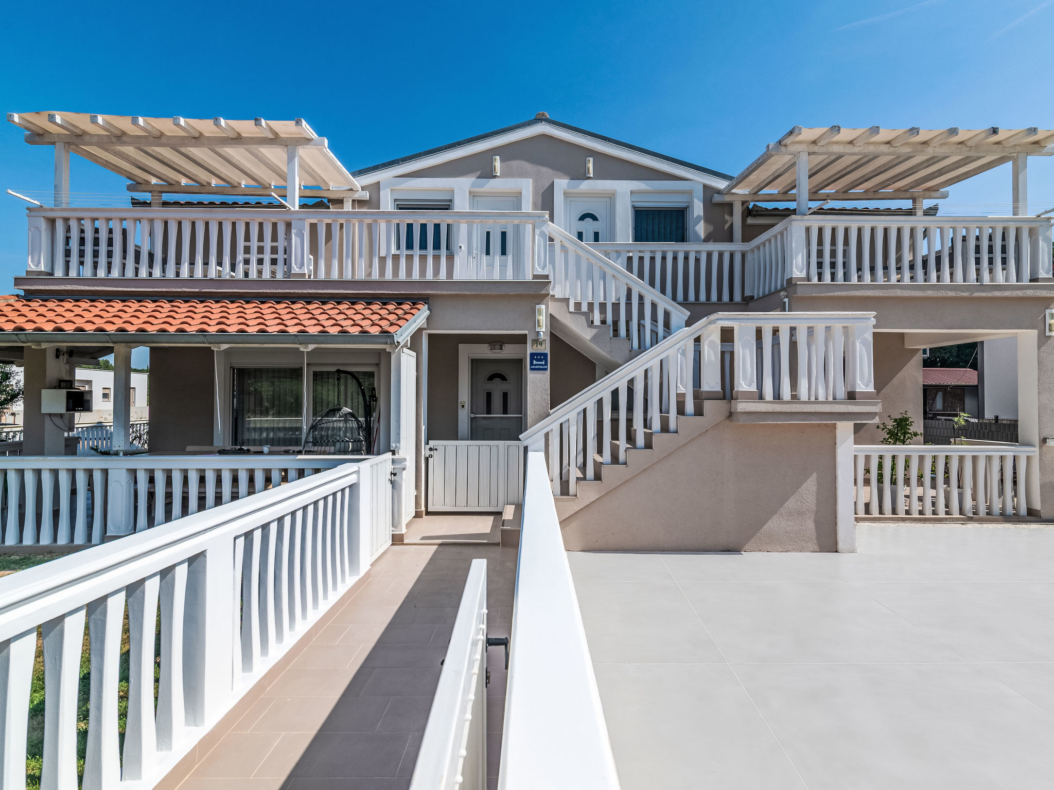 Photo of Tena Orange mit Parkplatz, Terrasse und BBQ