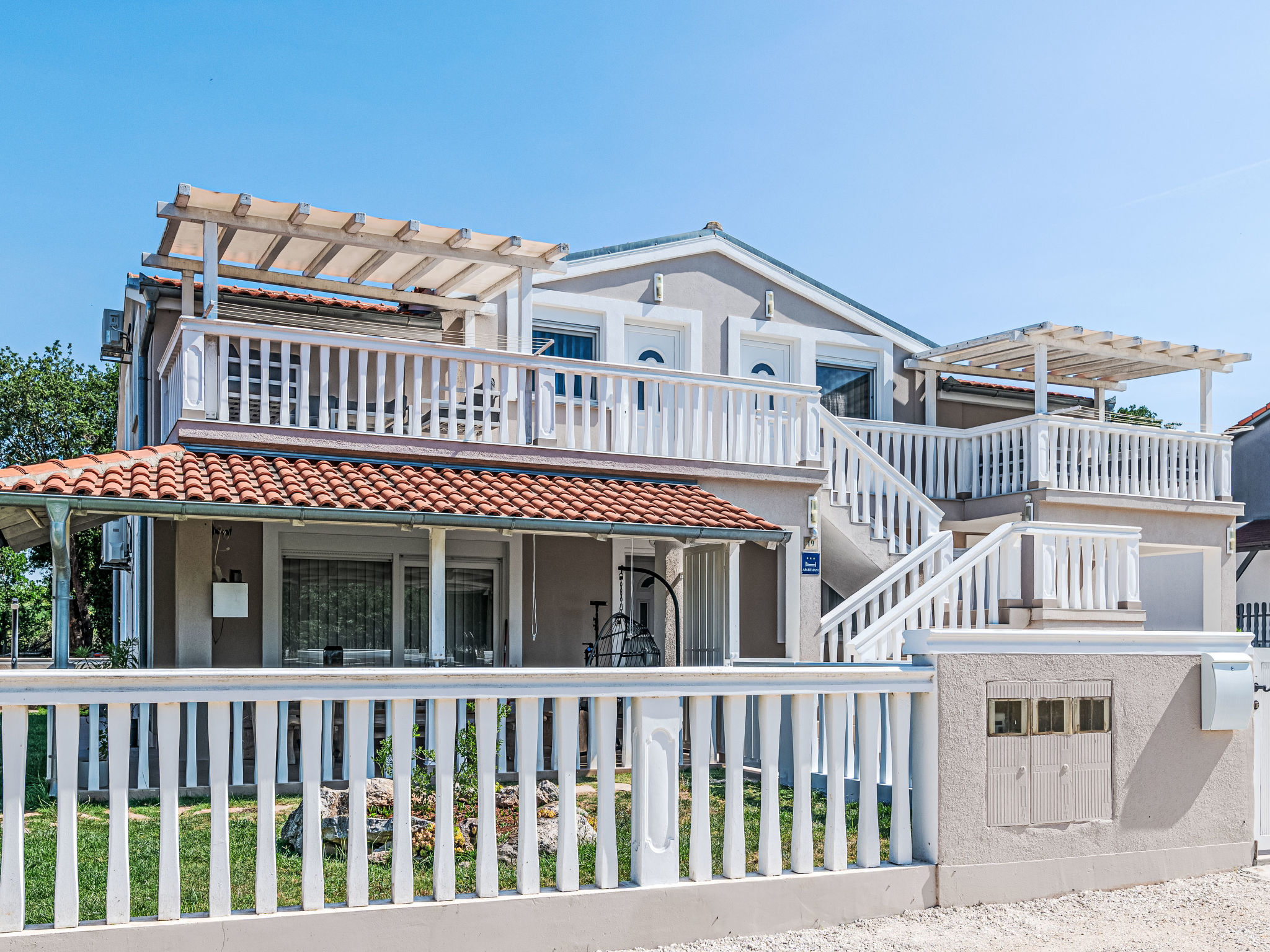 Photo of Tena Orange mit Parkplatz, Terrasse und BBQ