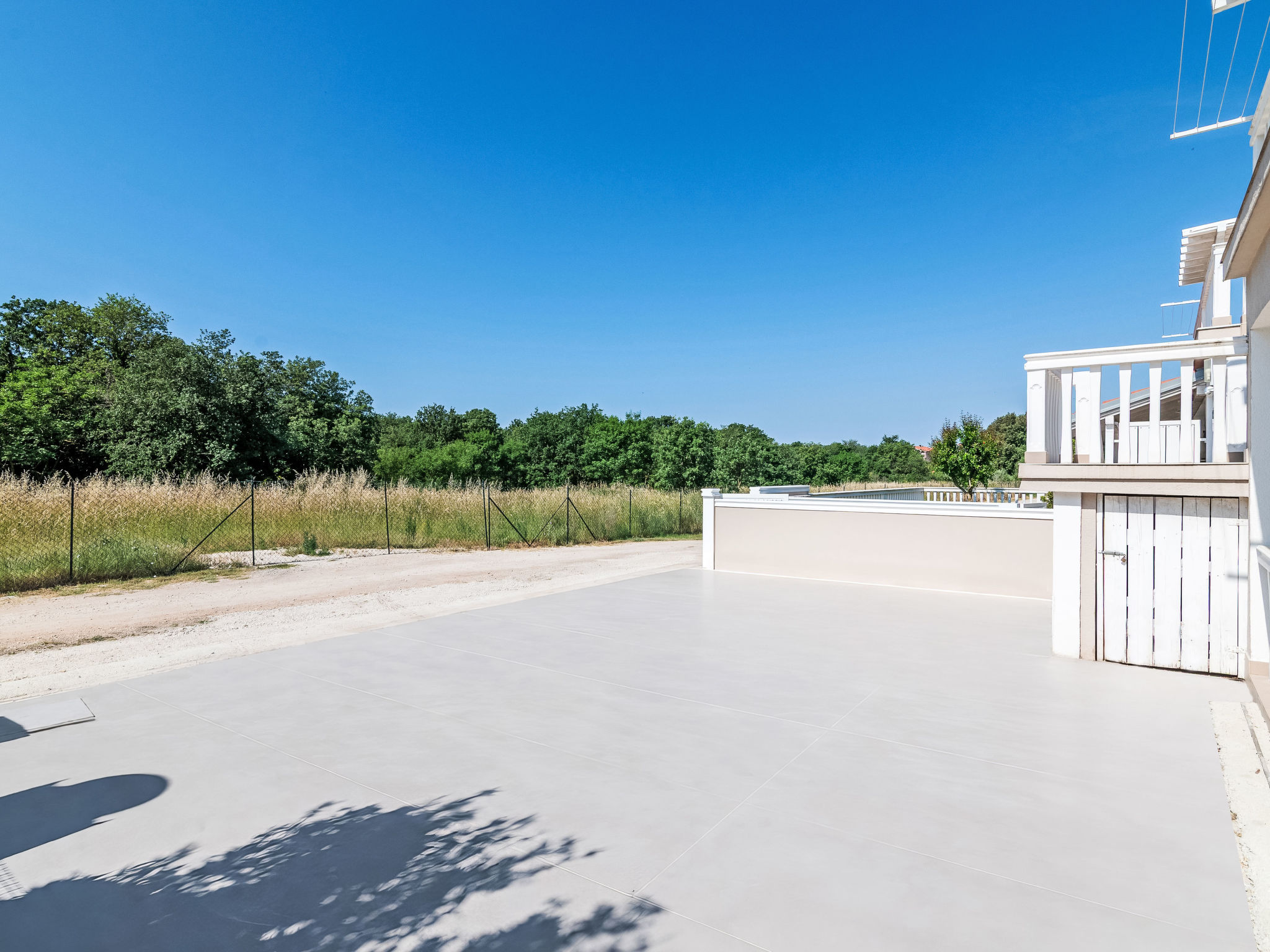 Photo of Tena Orange mit Parkplatz, Terrasse und BBQ