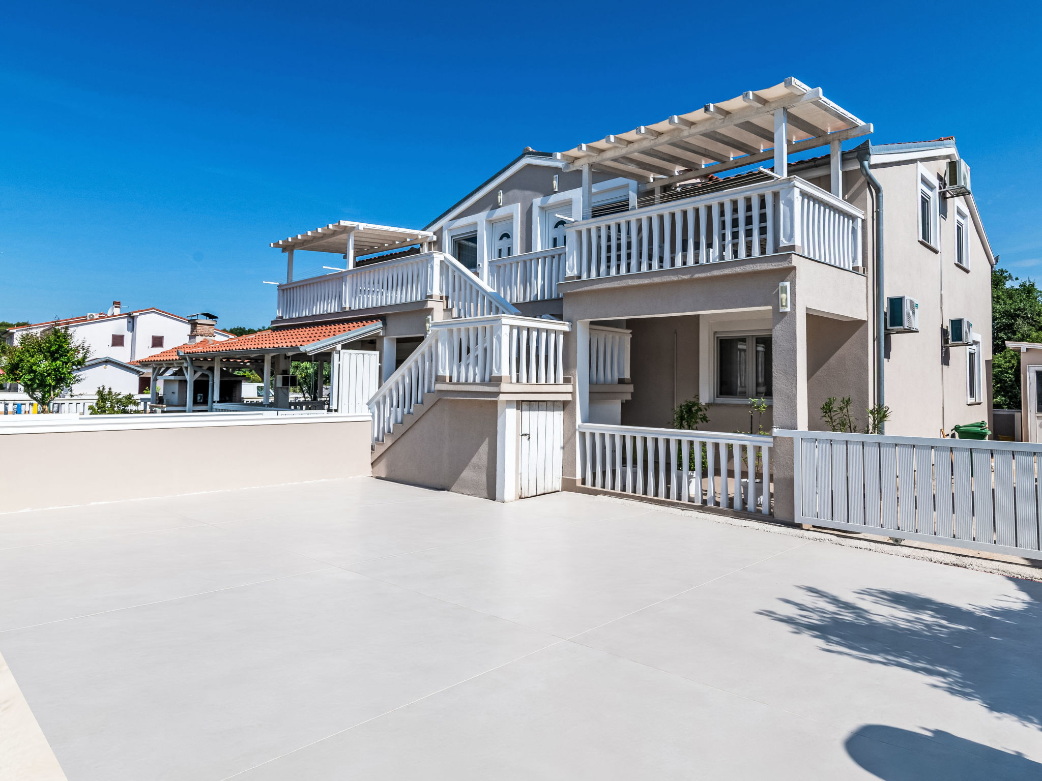 Photo of Tena Orange mit Parkplatz, Terrasse und BBQ