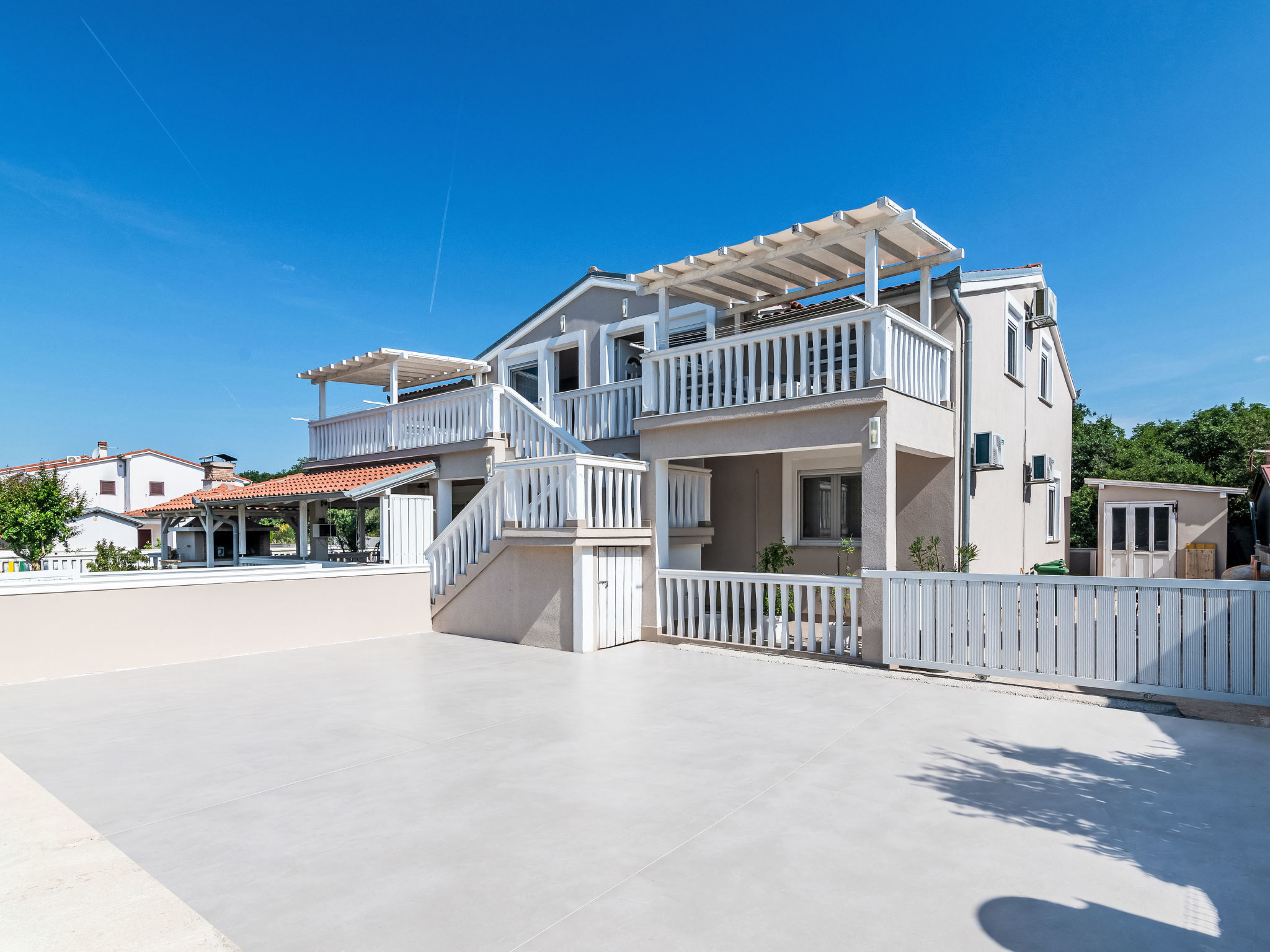 Photo of Tena Orange mit Parkplatz, Terrasse und BBQ