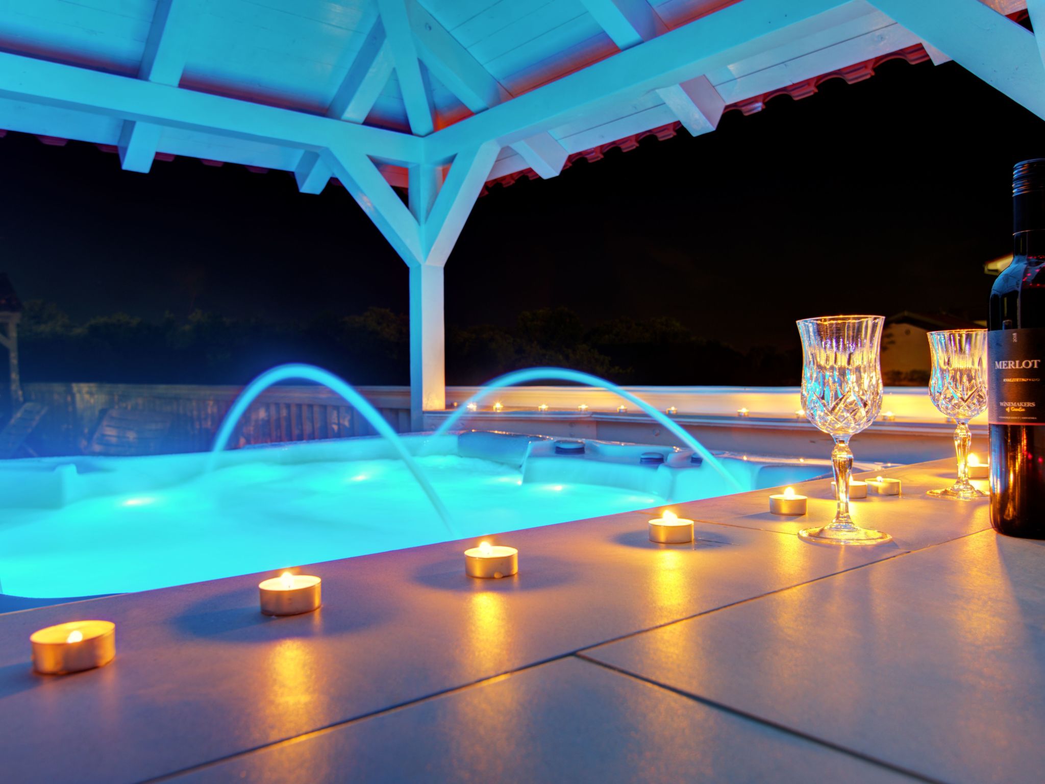 mit Jacuzzi, Garten und Parkplatz