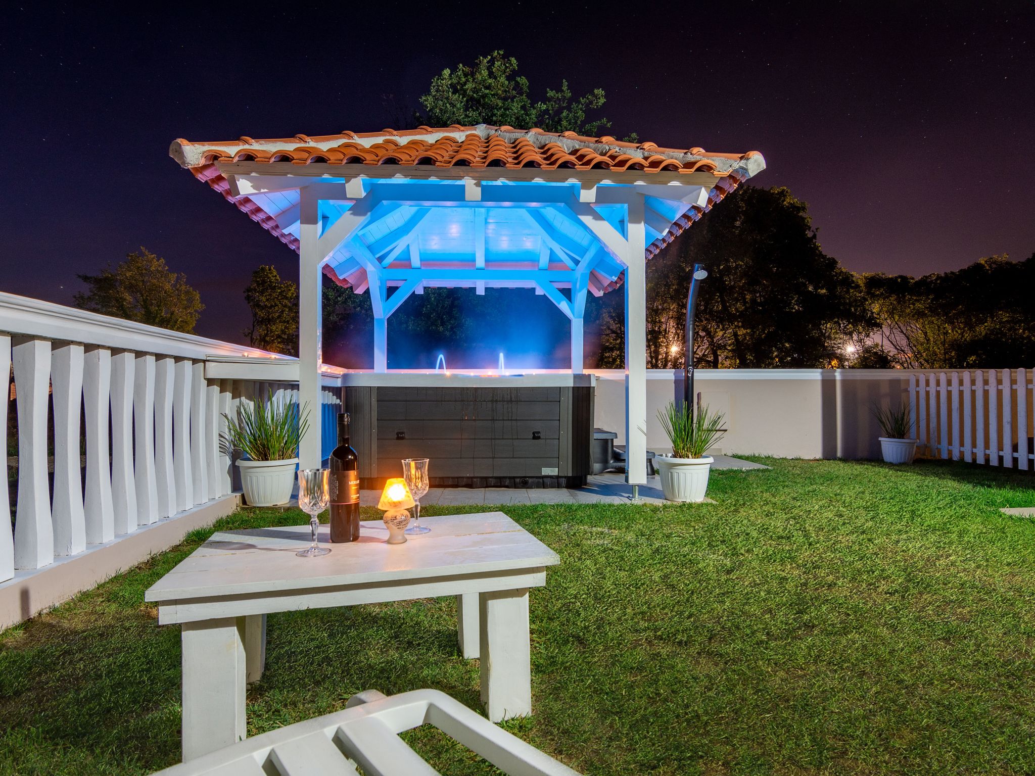 Mit Jacuzzi, Garten und Parkplatz-Binnen