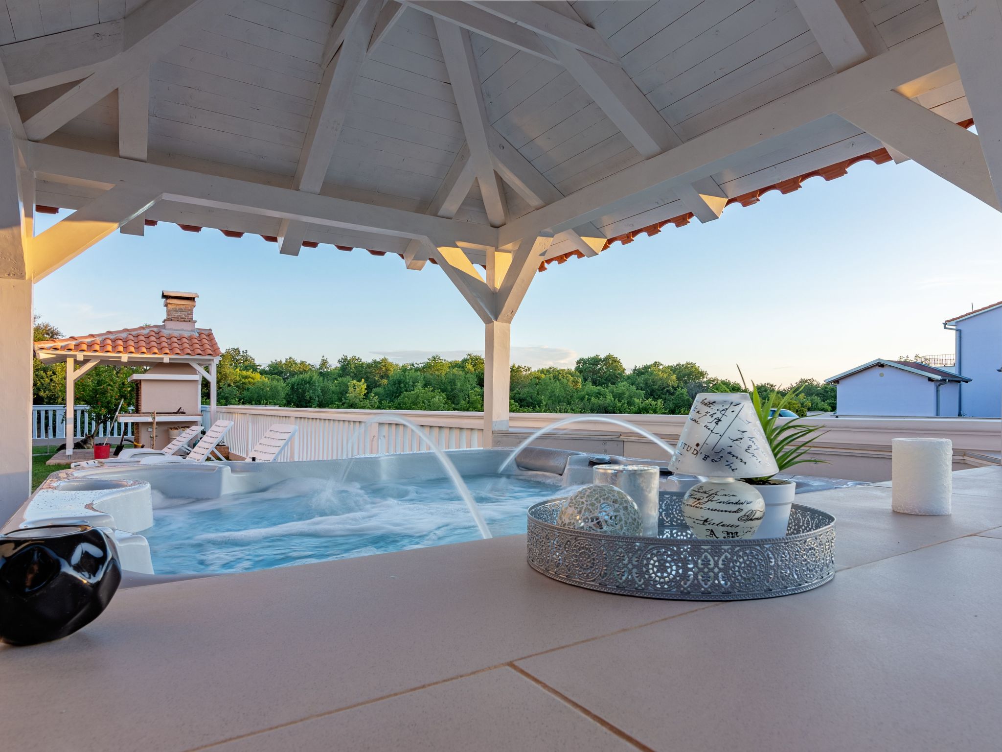 Mit Jacuzzi, Garten und Parkplatz-Binnen