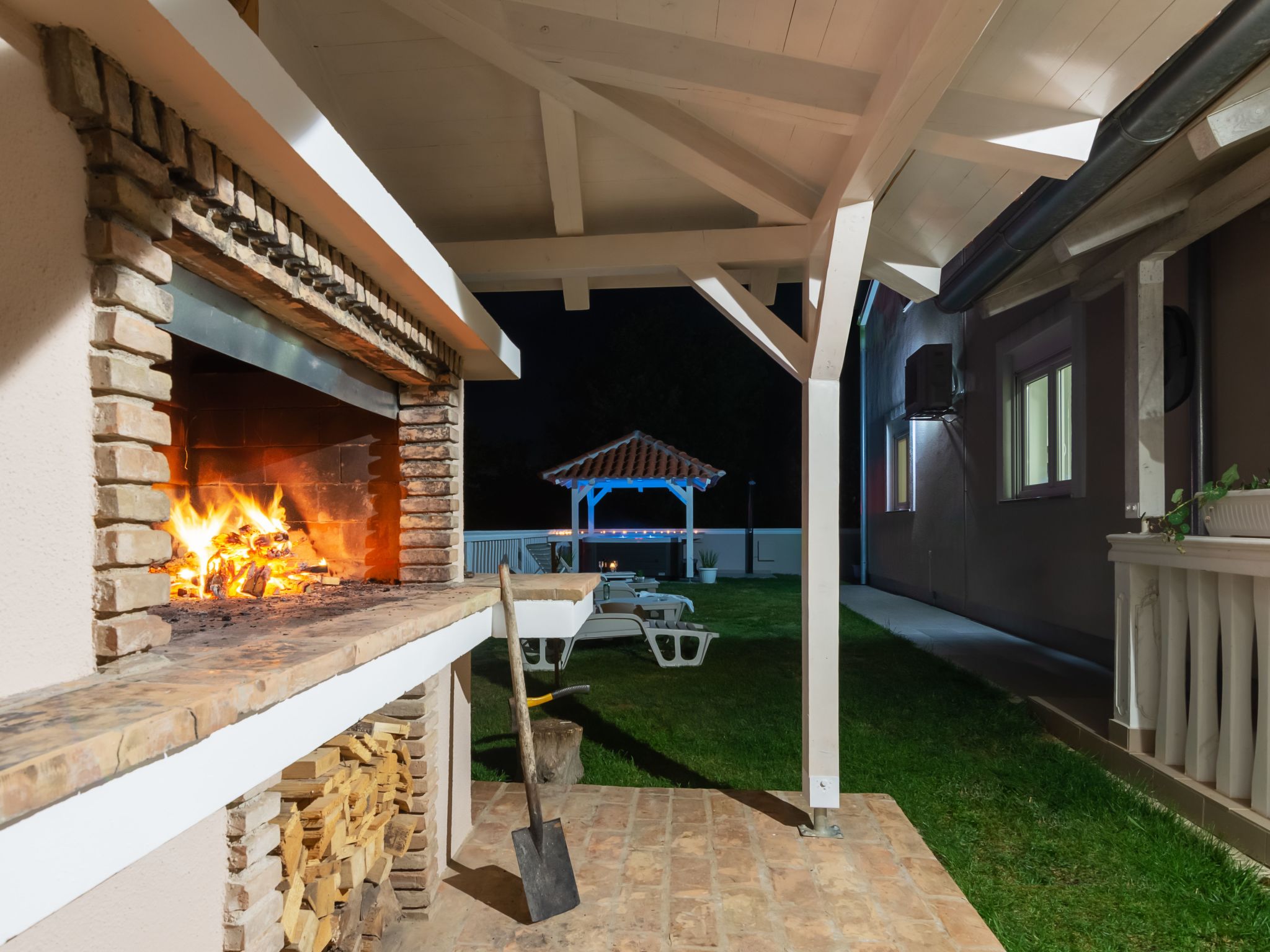 Mit Jacuzzi, Garten und Parkplatz-Binnen