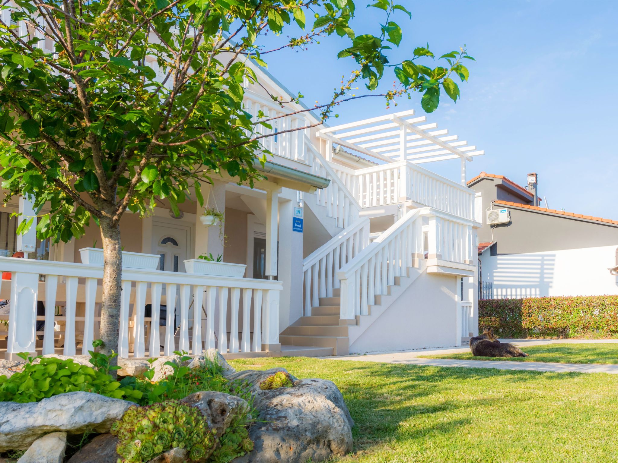 Mit Jacuzzi, Garten und Parkplatz-Binnen