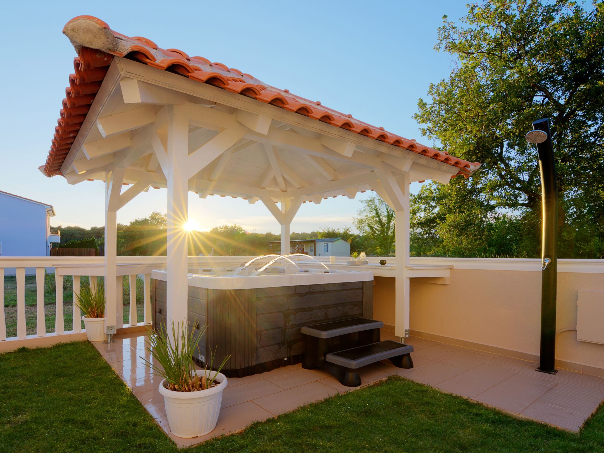 Mit Jacuzzi, Garten und Parkplatz-Binnen