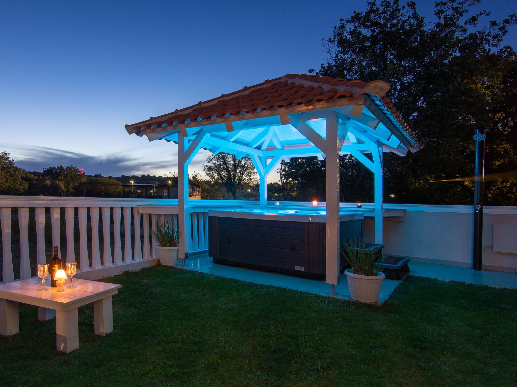 Mit Jacuzzi, Garten und Parkplatz-Binnen