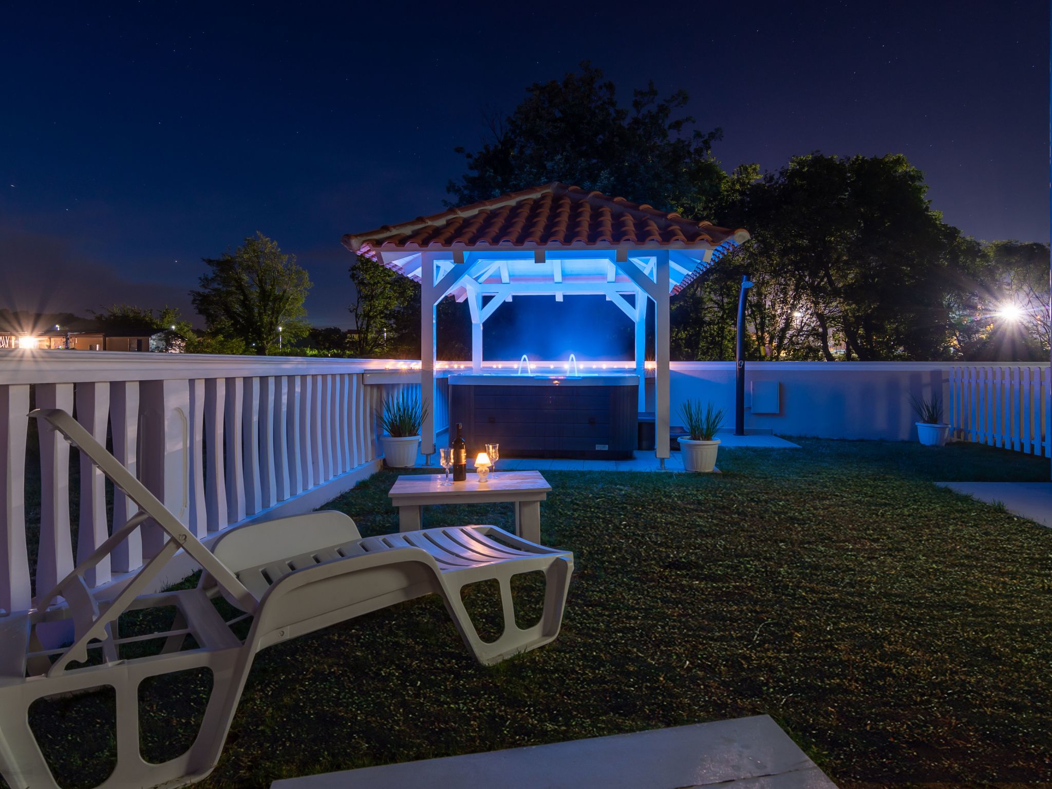 Mit Jacuzzi, Garten und Parkplatz-Binnen