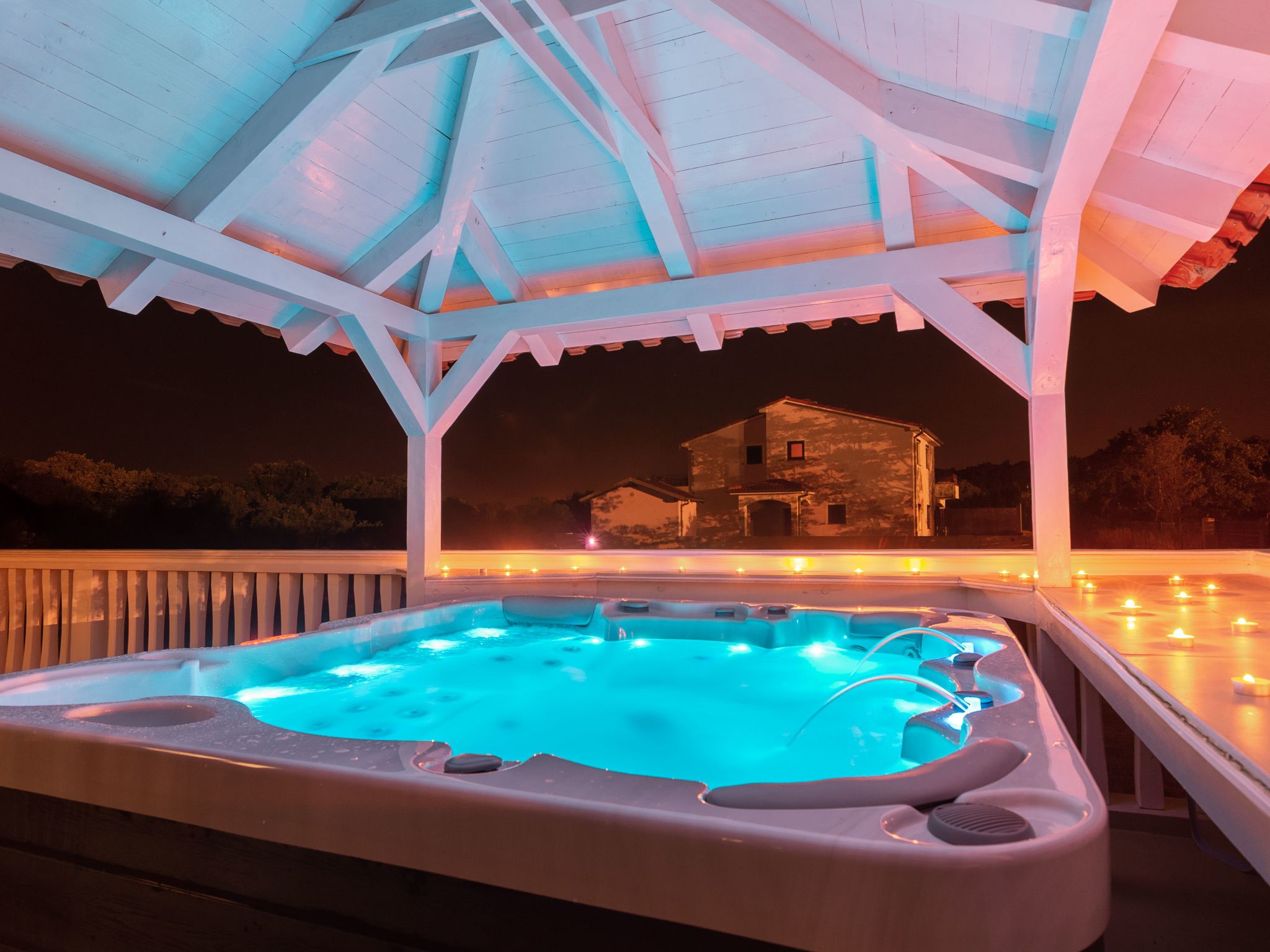 Mit Jacuzzi, Garten und Parkplatz-Binnen