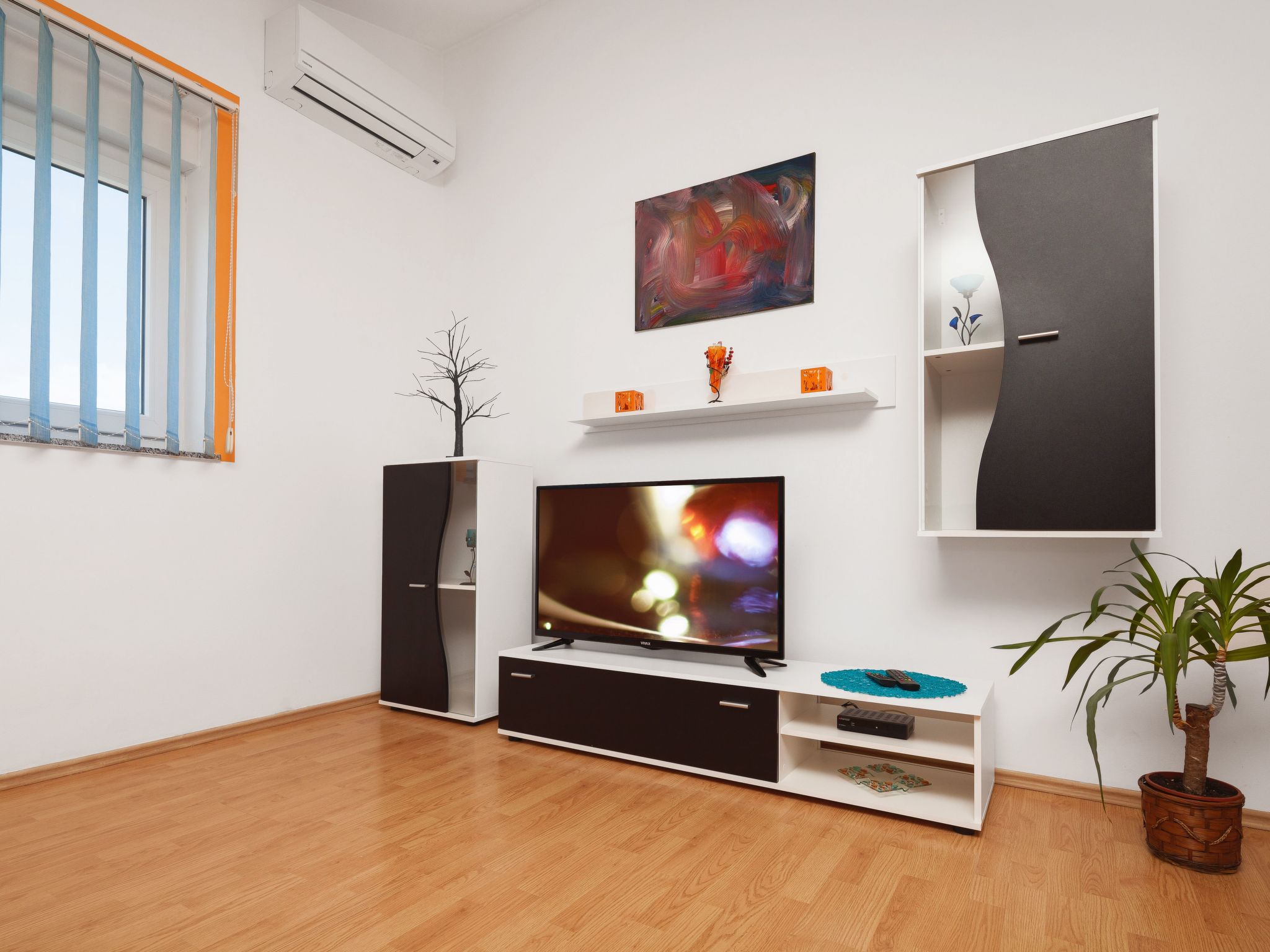 mit Jacuzzi, Garten und Parkplatz