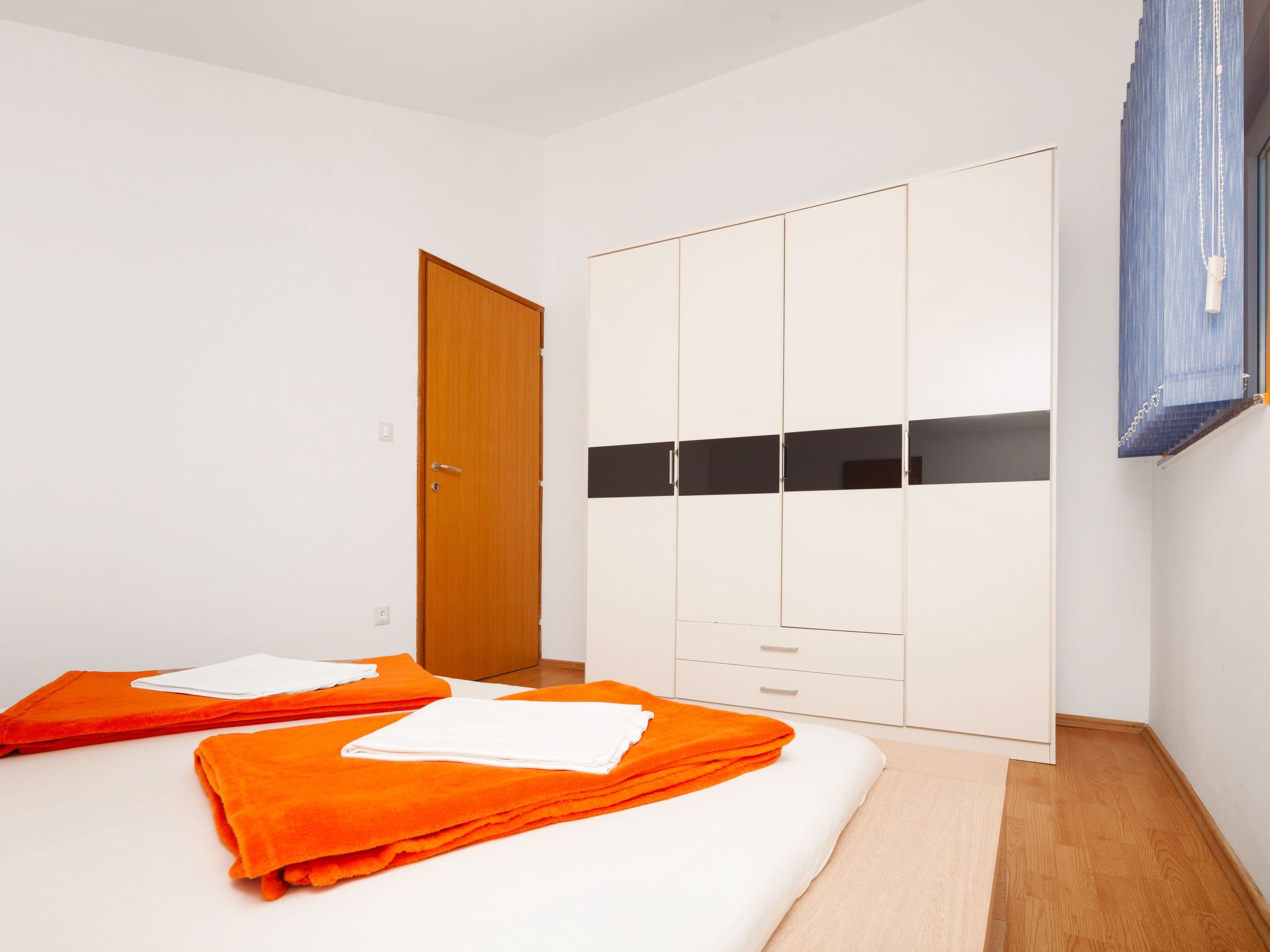 mit Jacuzzi, Garten und Parkplatz