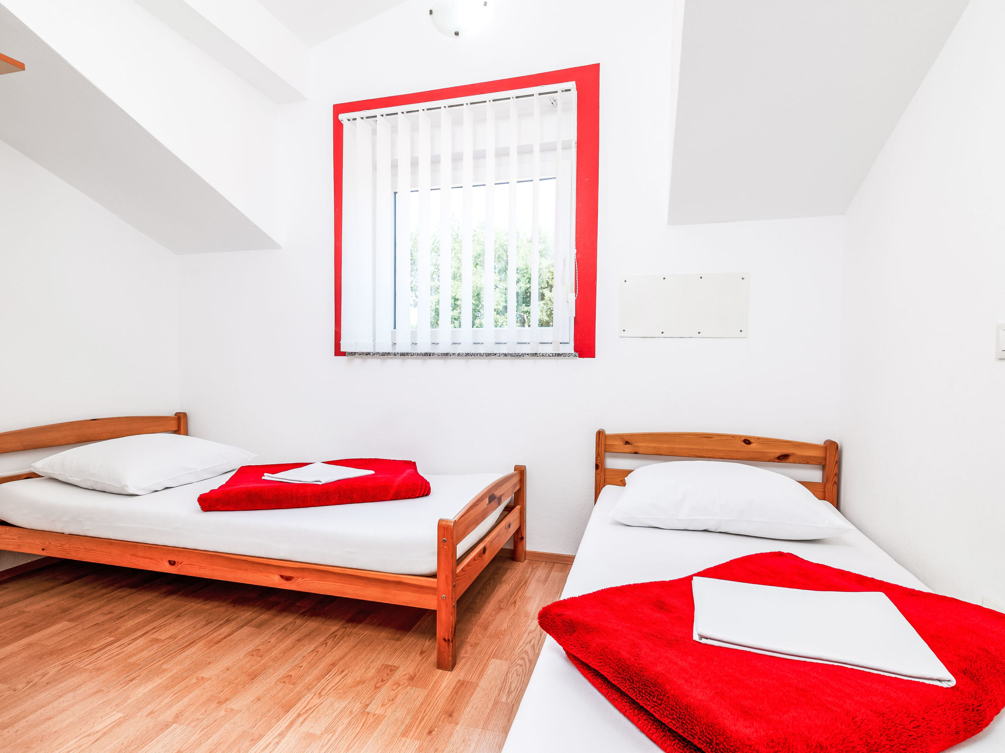 Photo of Ema Red mit Parkplatz, Terrasse und Grillmöglic