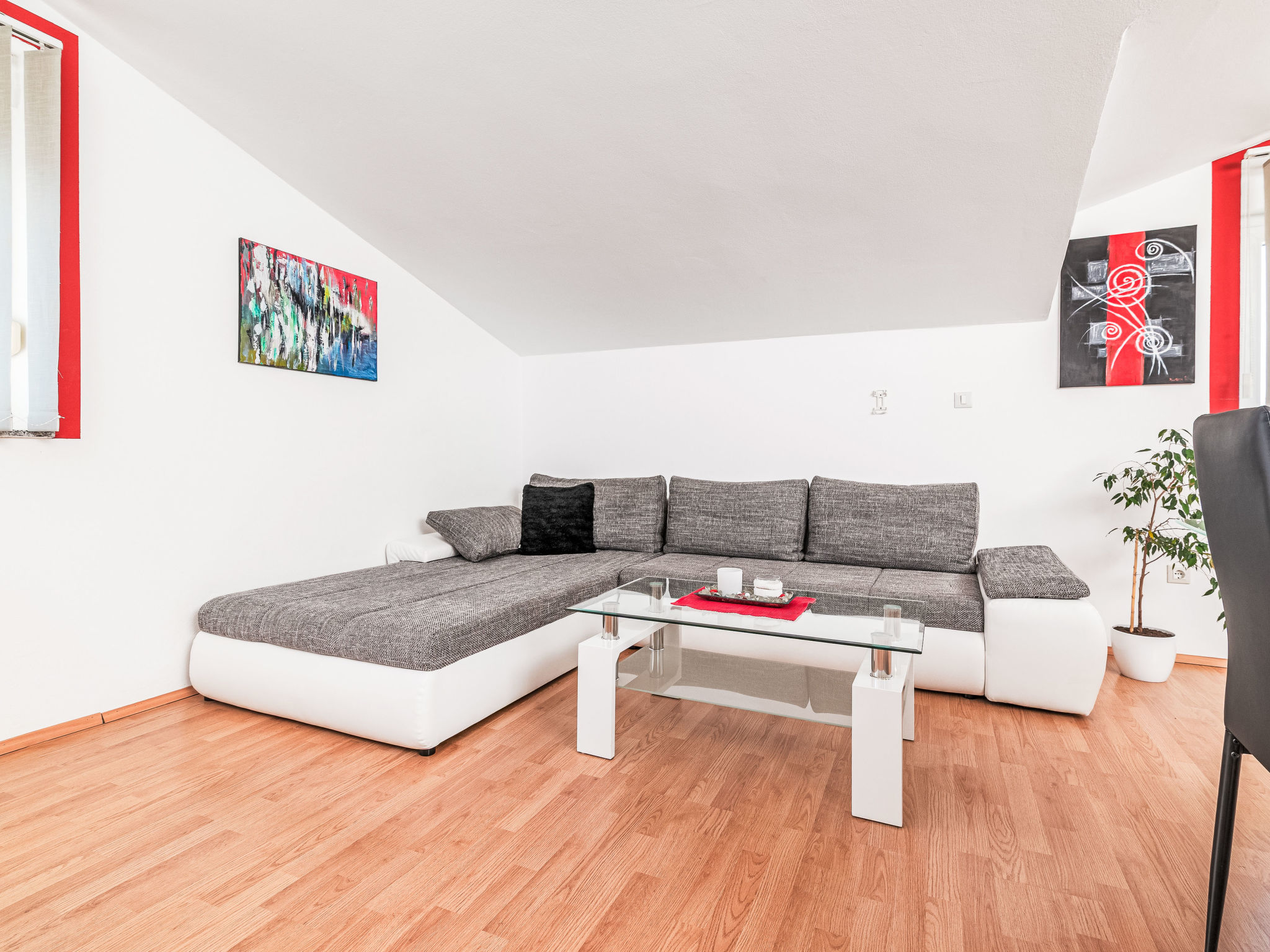 Photo of Ema Red mit Parkplatz, Terrasse und Grillmöglic