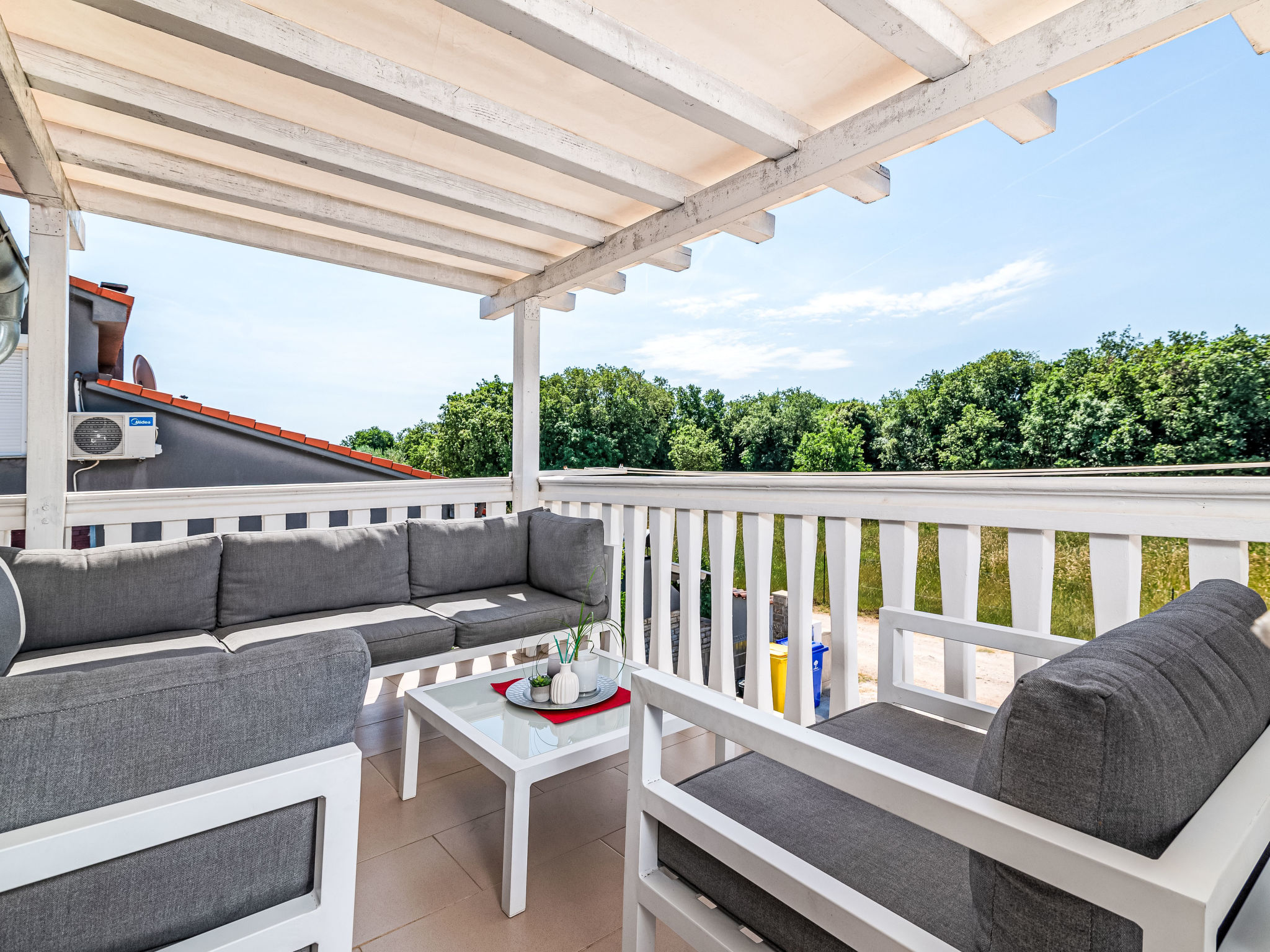 Photo of Ema Red mit Parkplatz, Terrasse und Grillmöglic