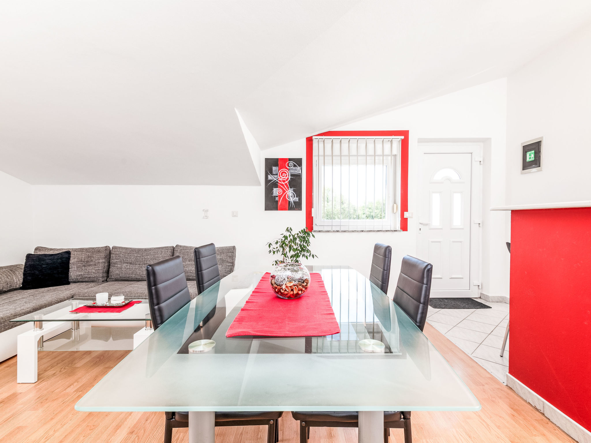 Photo of Ema Red mit Parkplatz, Terrasse und Grillmöglic