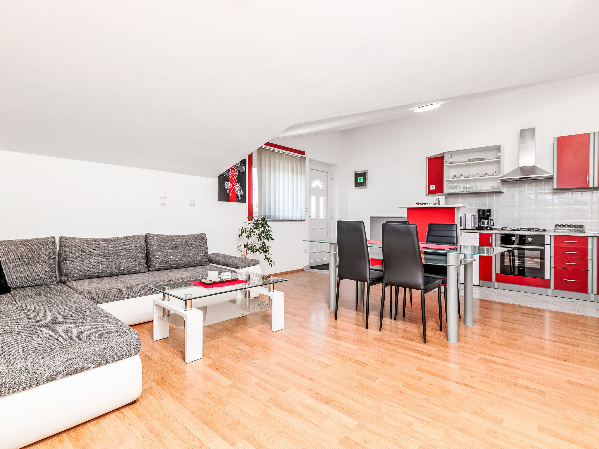 Photo of Ema Red mit Parkplatz, Terrasse und Grillmöglic
